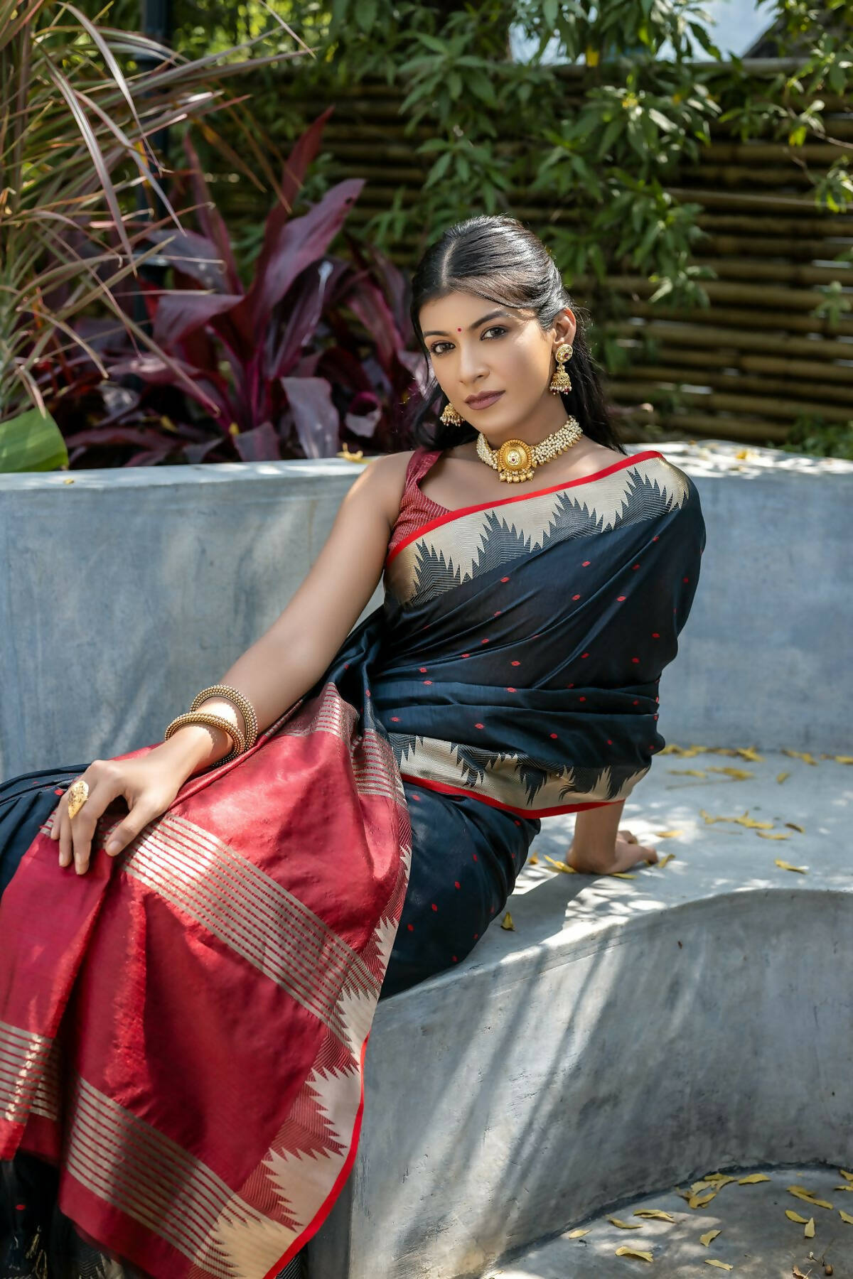 Vishnu Weaves Women's Black Raw Silk Zari Woven Saree with Blouse - Swadesiicart