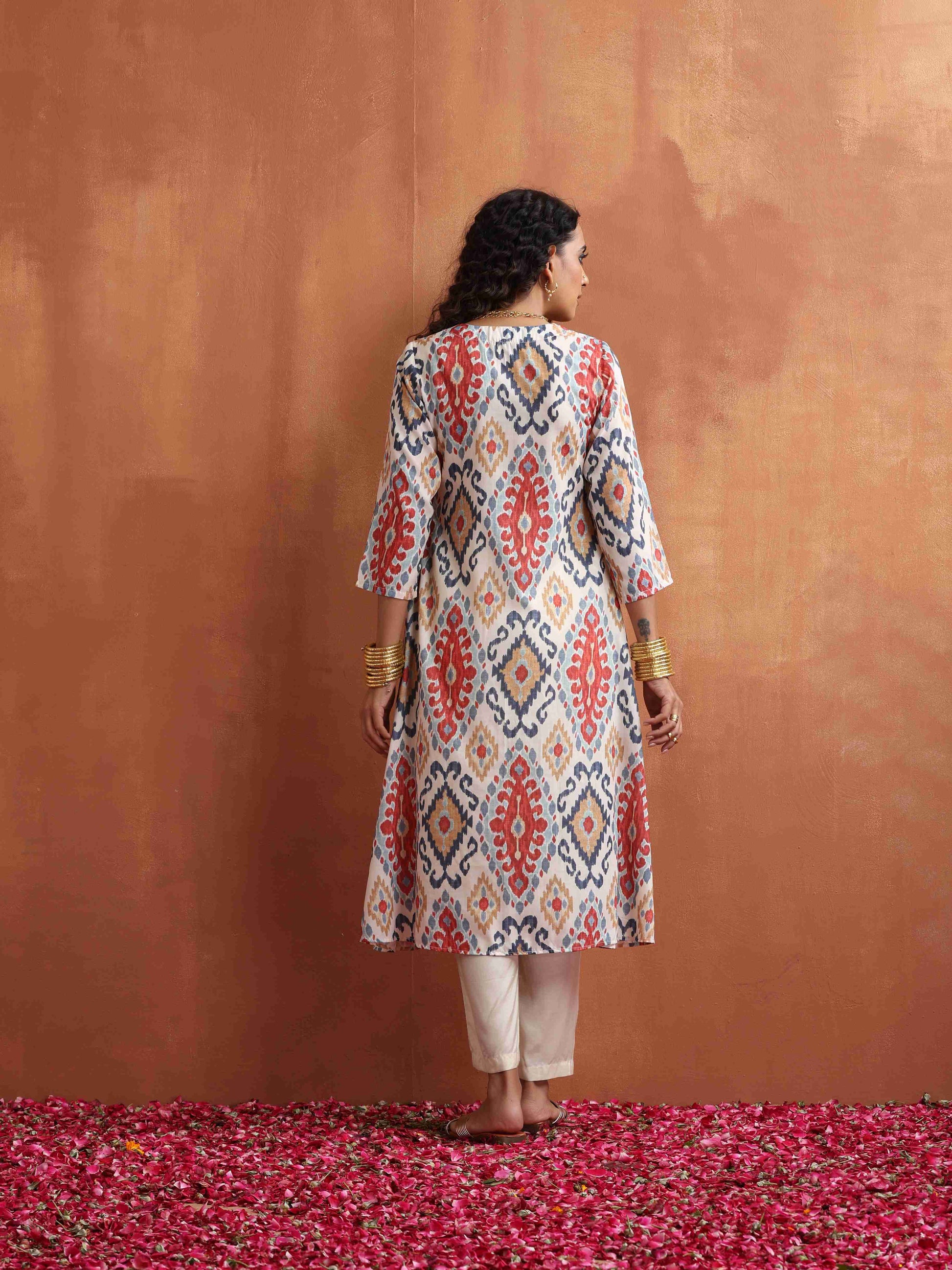 trueBrowns Off White Ikat Print Kurta Set | Swadesiicart