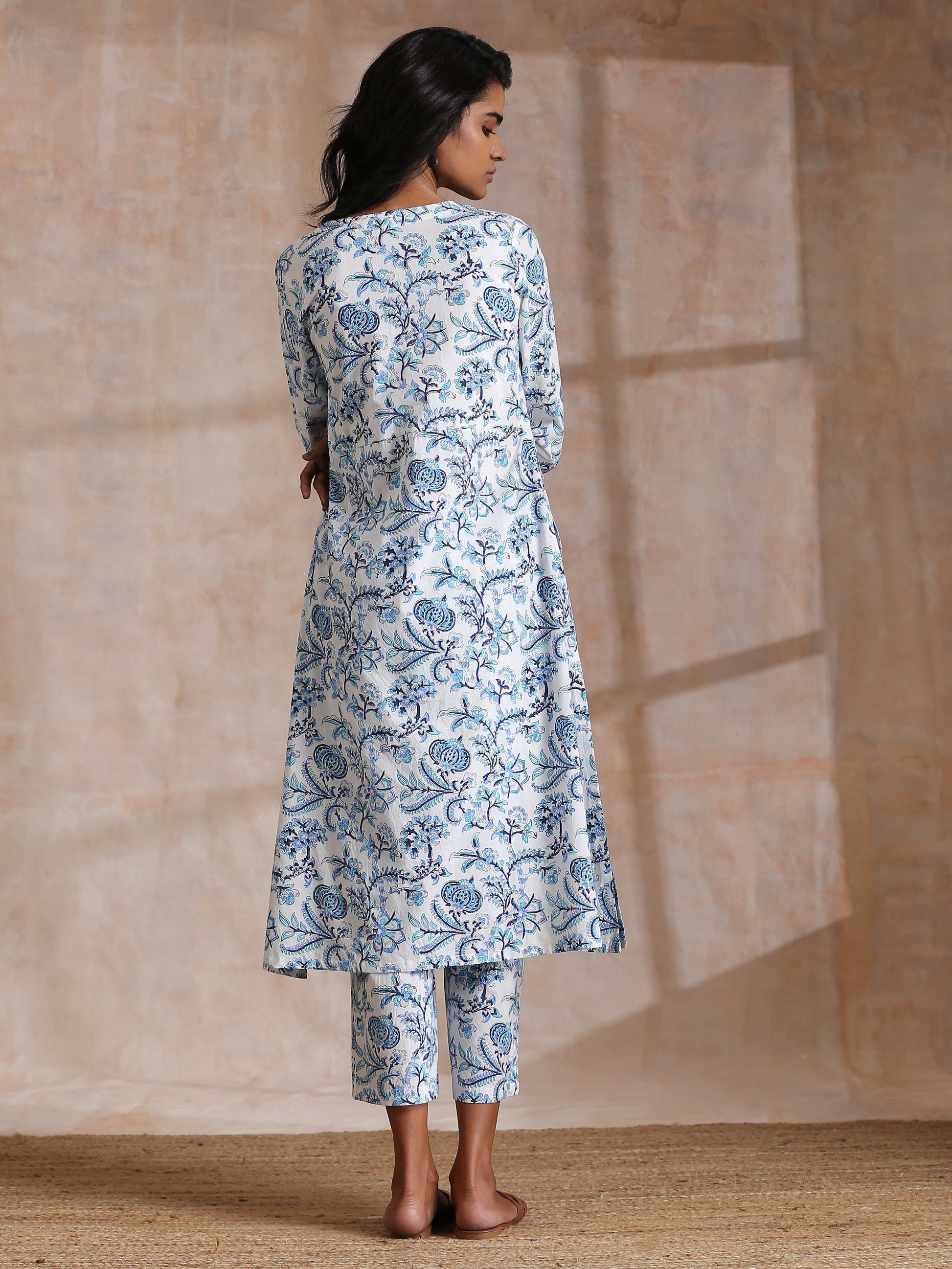 trueBrowns White With Overall Blue Print Cotton Slit Gathered Kurta Set | Swadesiicart
