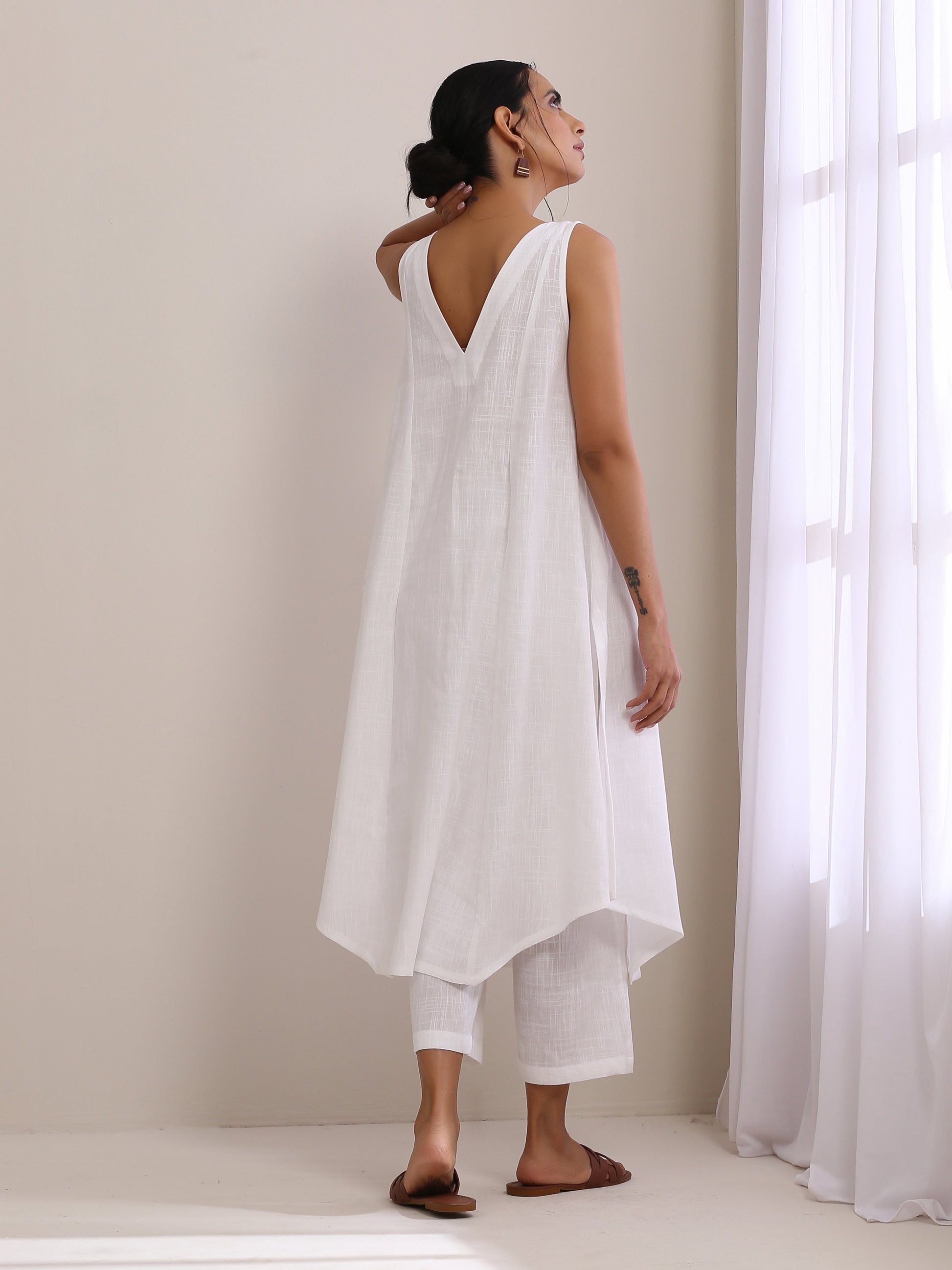 trueBrowns White Slub Texture Sleeveless Flared Kurta Pant Set | Swadesiicart