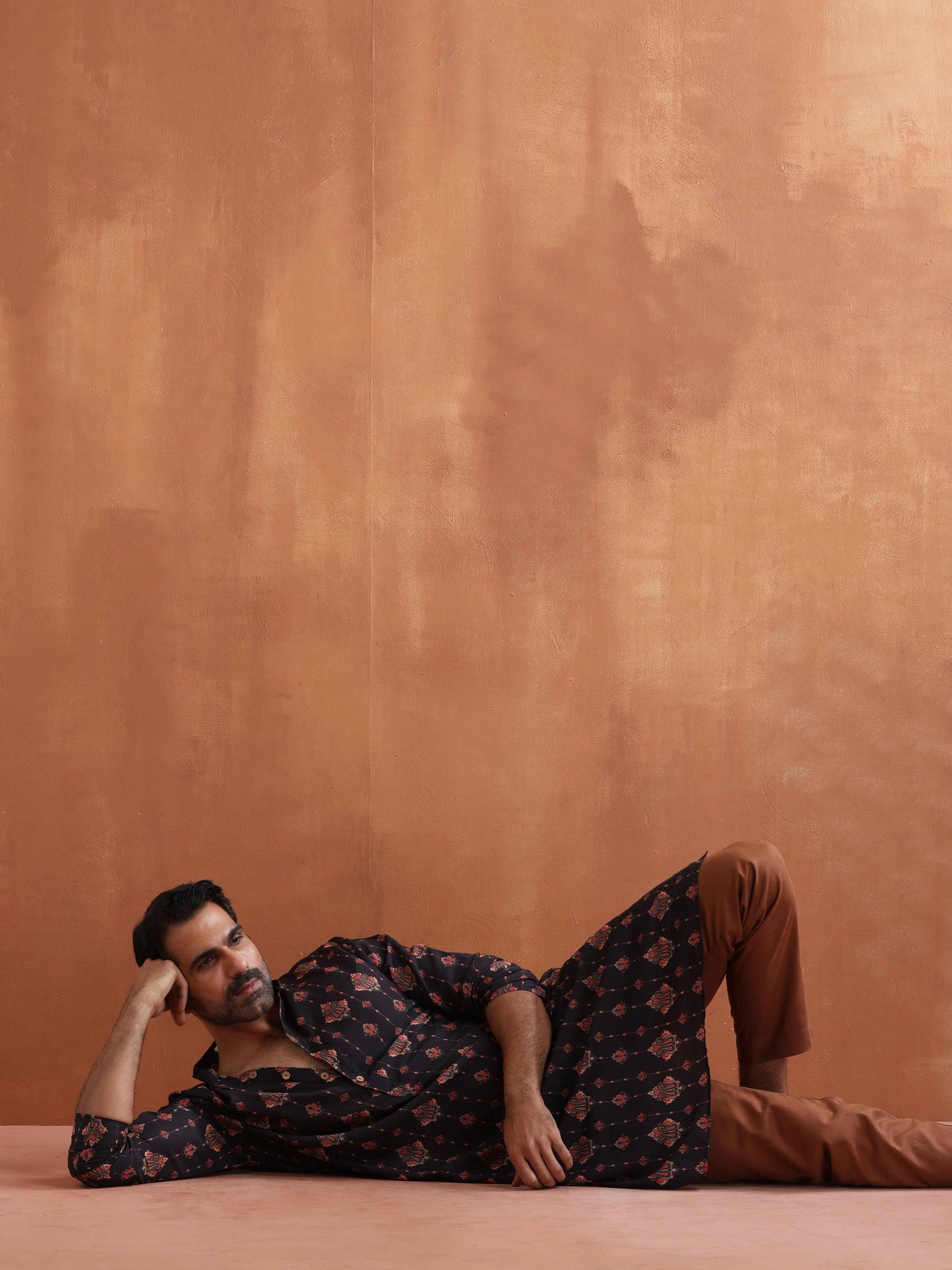 trueBrowns Men's Black Printed Kurta | Swadesiicart