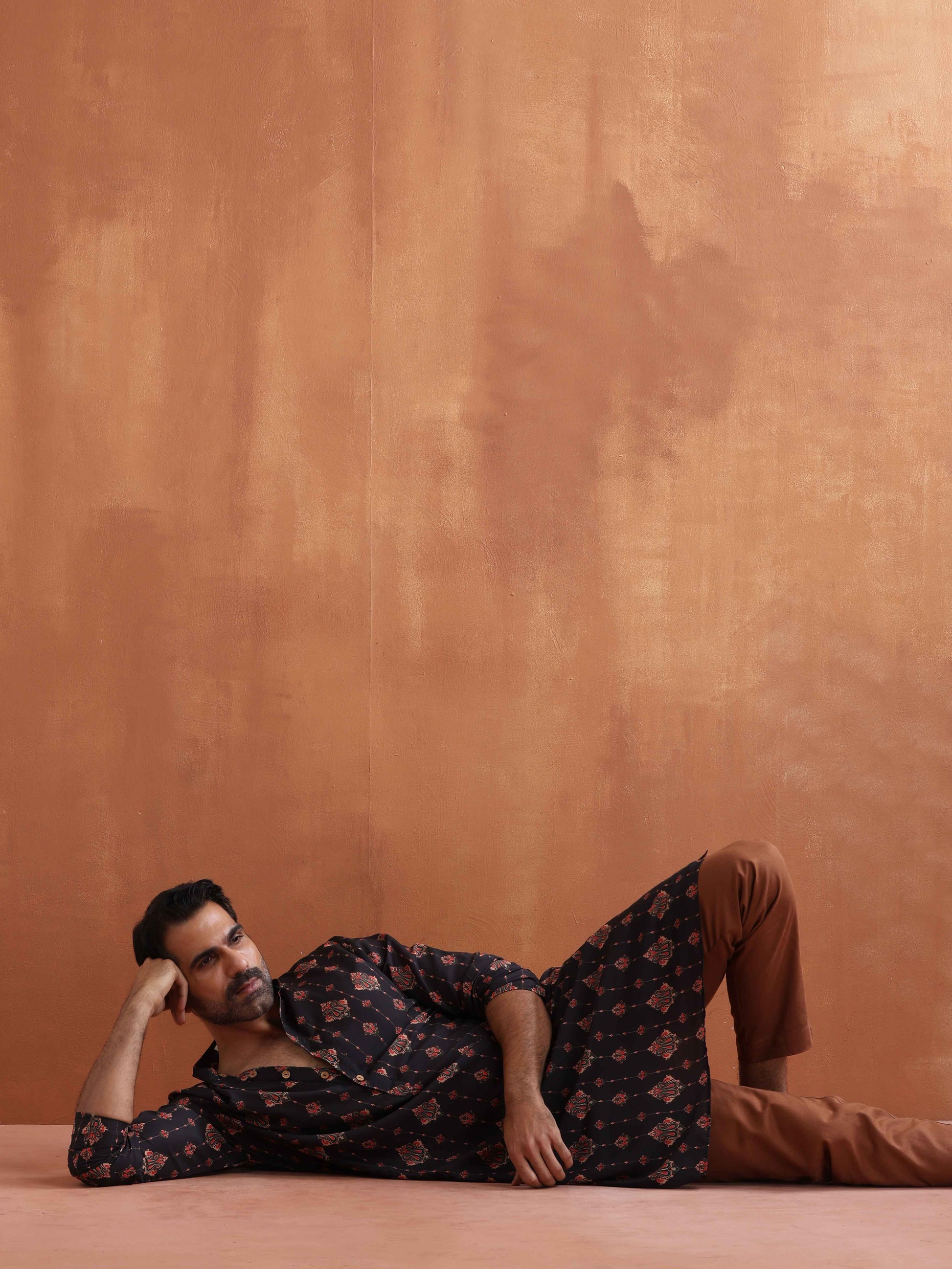 trueBrowns Men's Black Printed Kurta | Swadesiicart