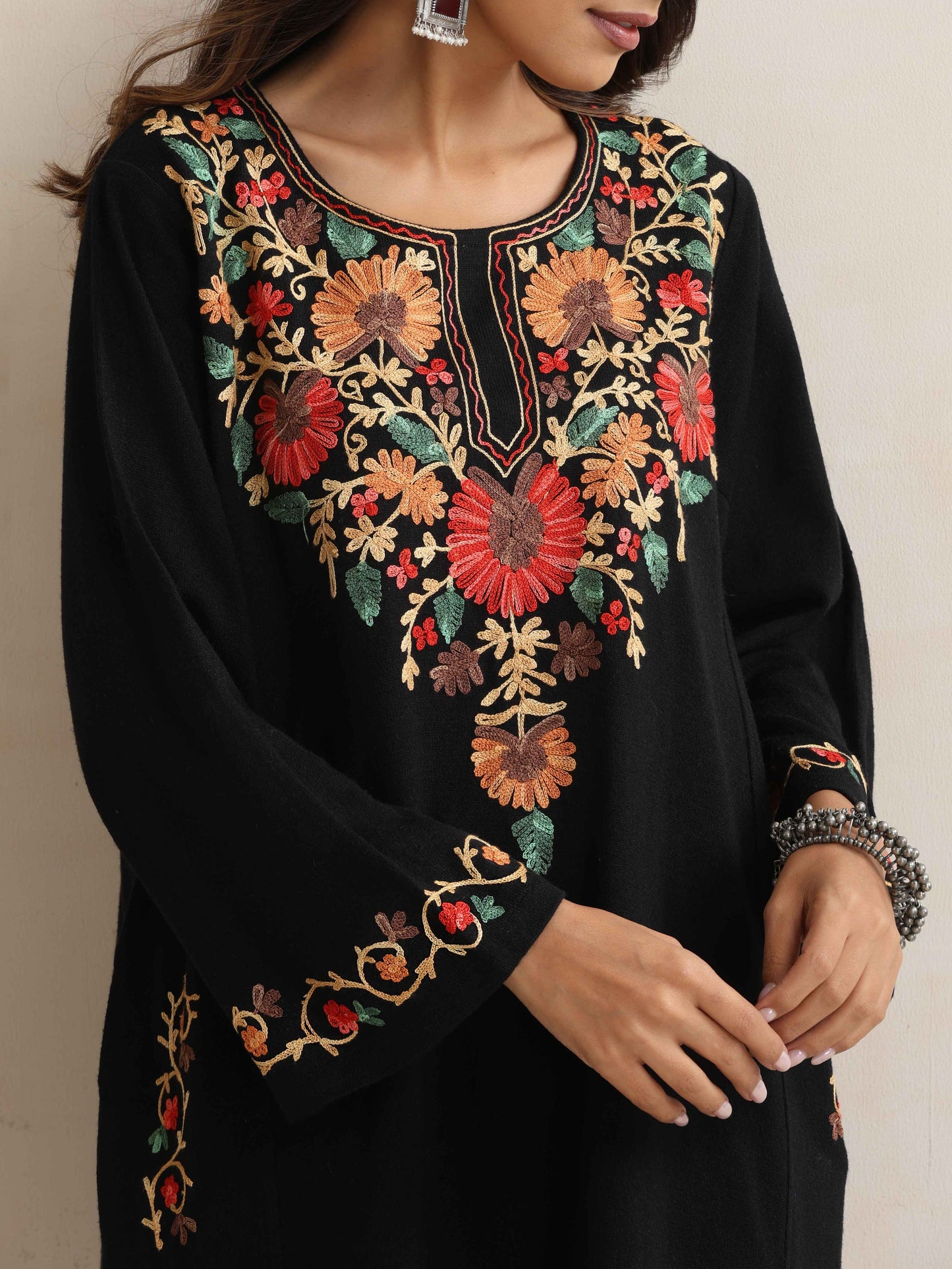 trueBrowns Black Kashmiri Floral Embroidered Woollen Phiran Kurta | Swadesiicart