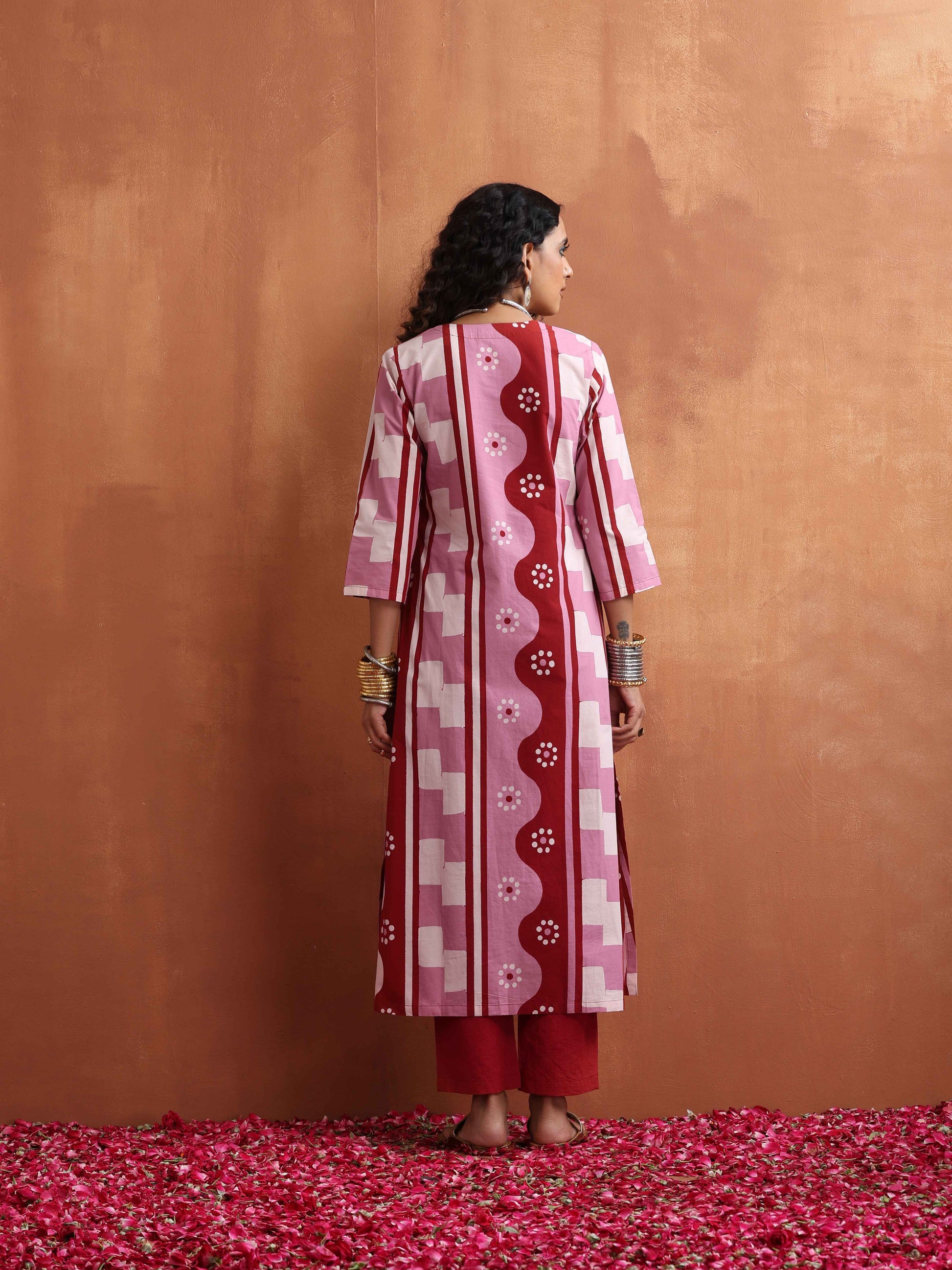 trueBrowns Pink Abstract Print High Slit Kurta Set | Swadesiicart