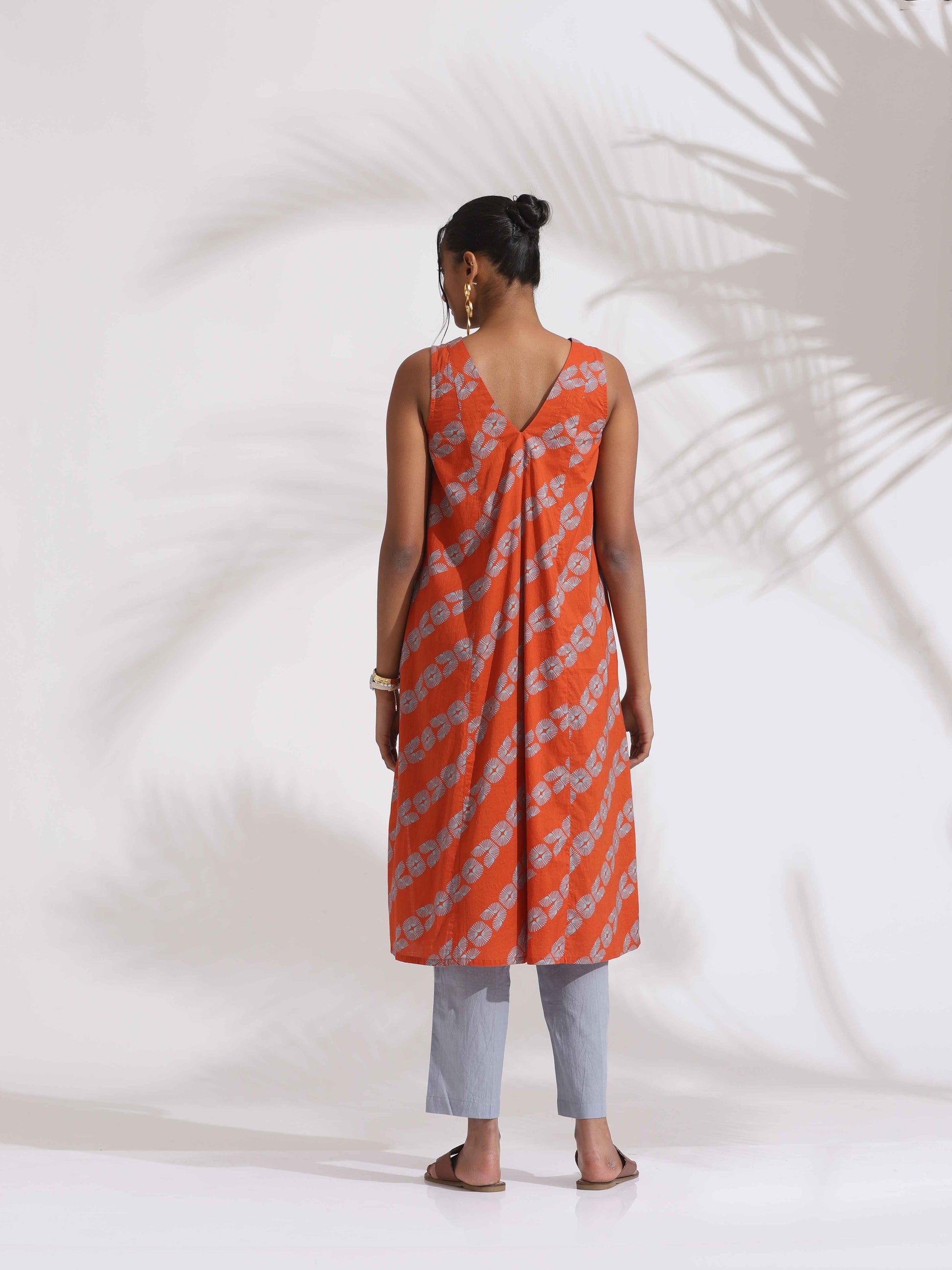 trueBrowns Orange Cotton Print Sleeveless Kurta Set | Swadesiicart