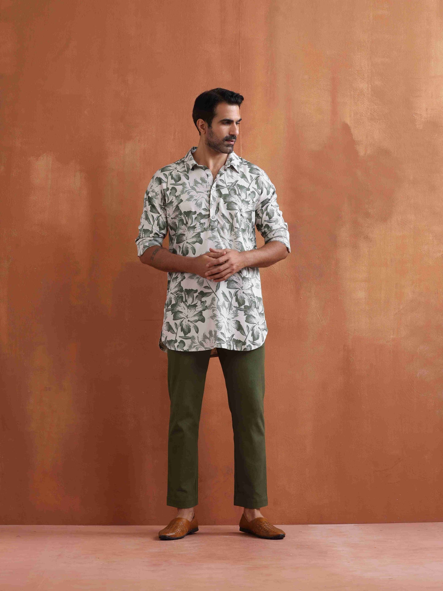 trueBrowns Men's Off White Printed Short Kurta | Swadesiicart