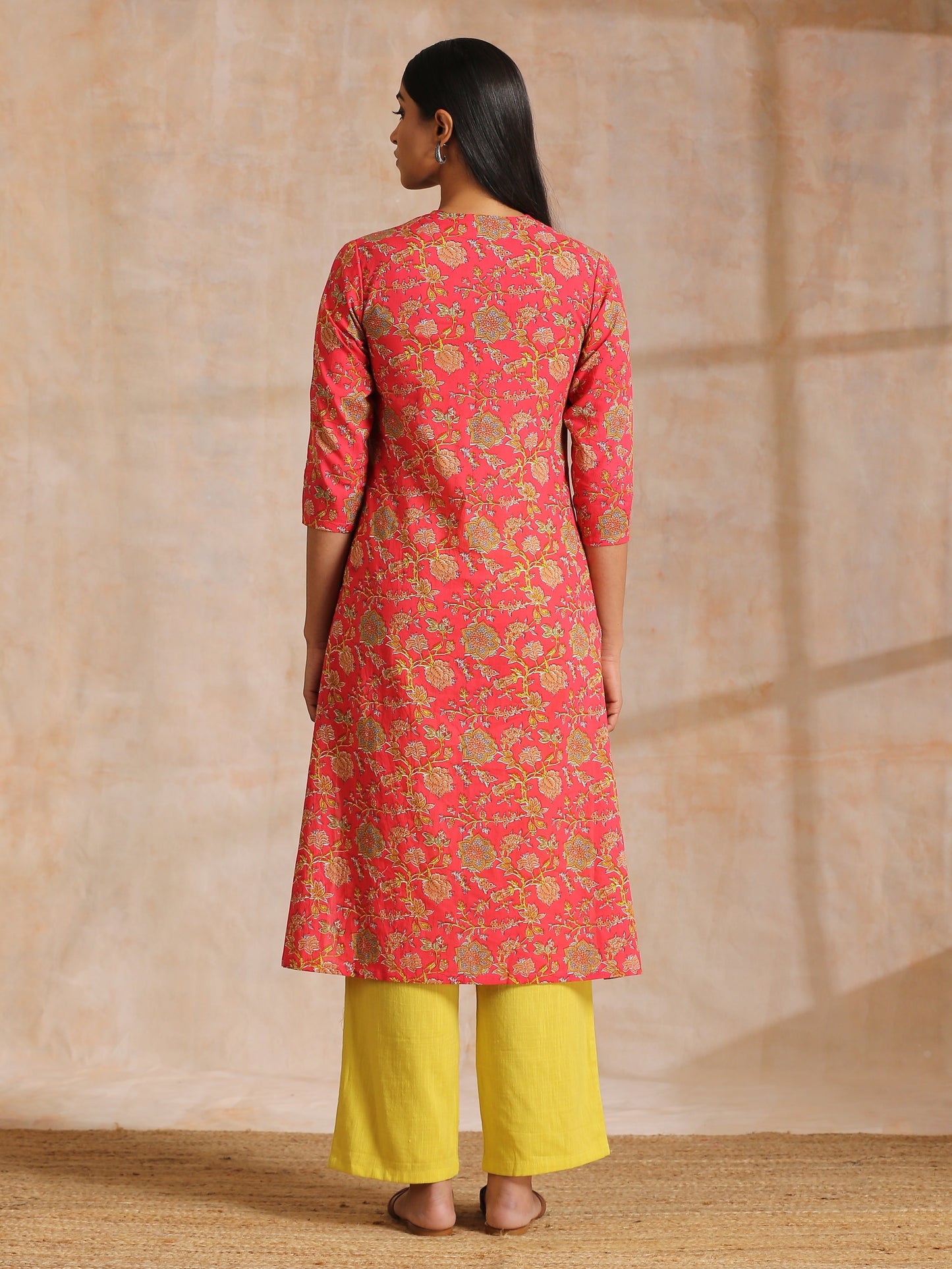 trueBrowns Flamingo Pink Overall Floral Block Print Cotton Slit Kurta Pant Set | Swadesiicart