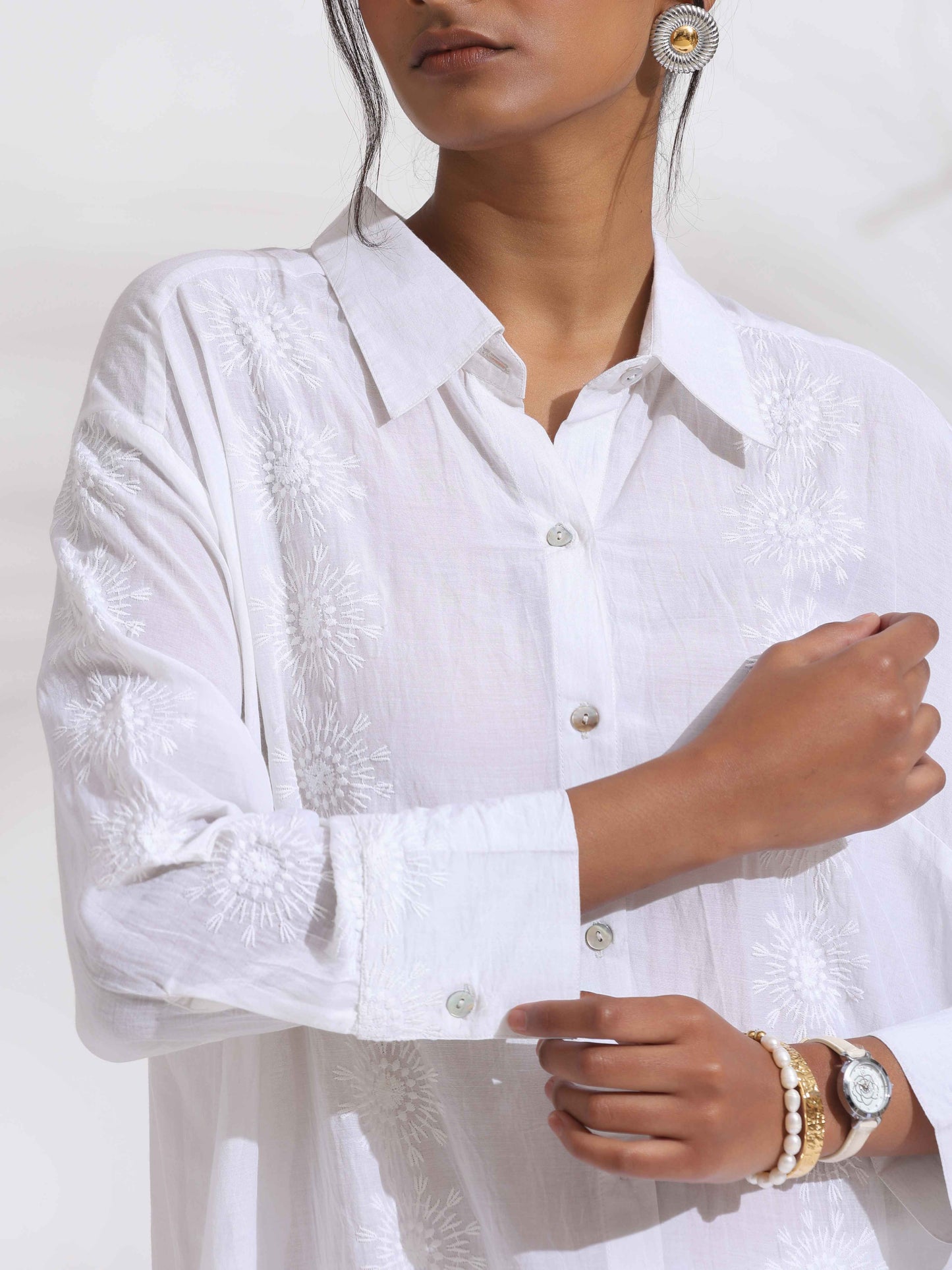 trueBrowns White Cotton Schiffli Shirt Kurta Set | Swadesiicart