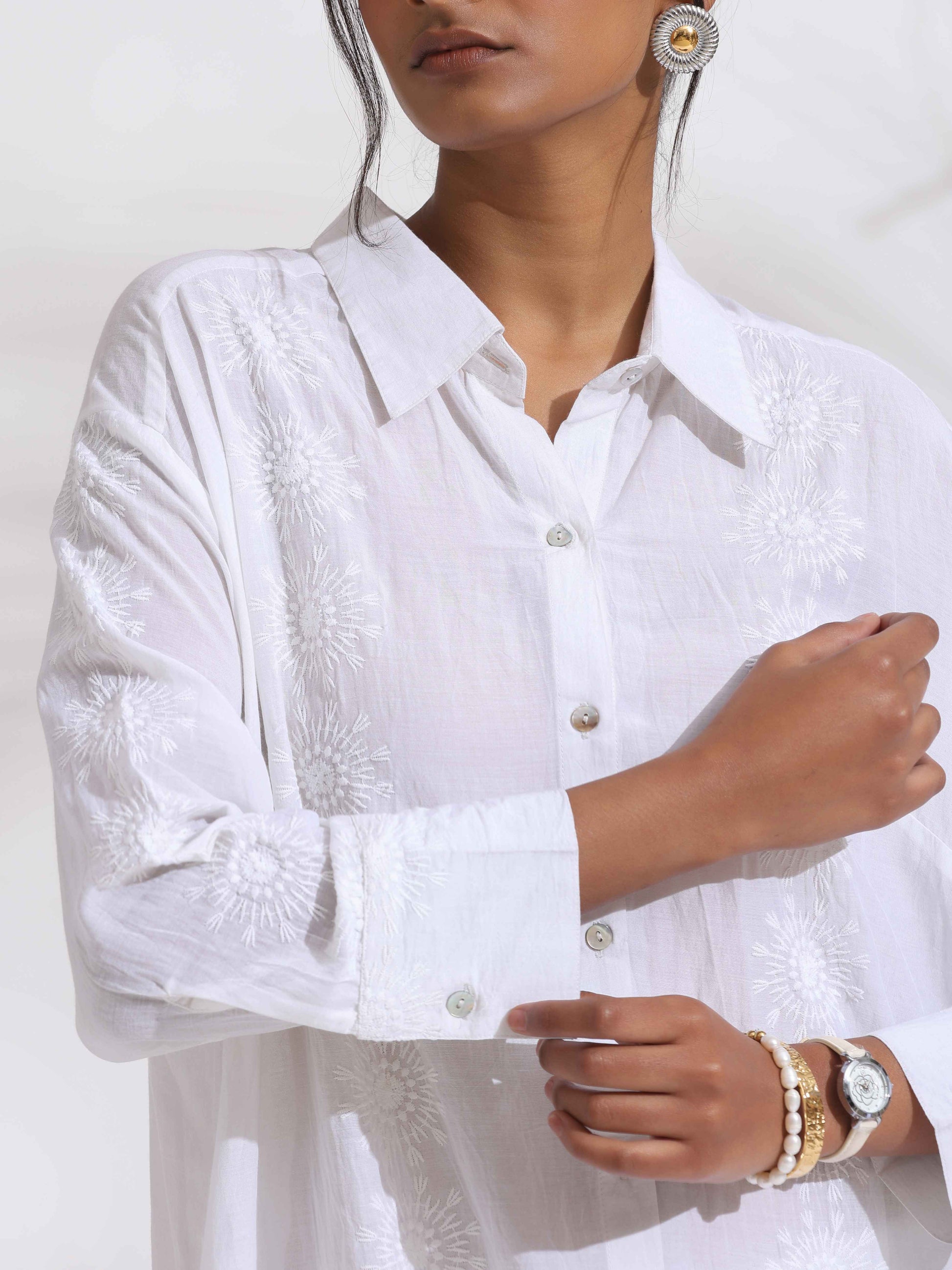 trueBrowns White Cotton Schiffli Shirt Kurta Set | Swadesiicart