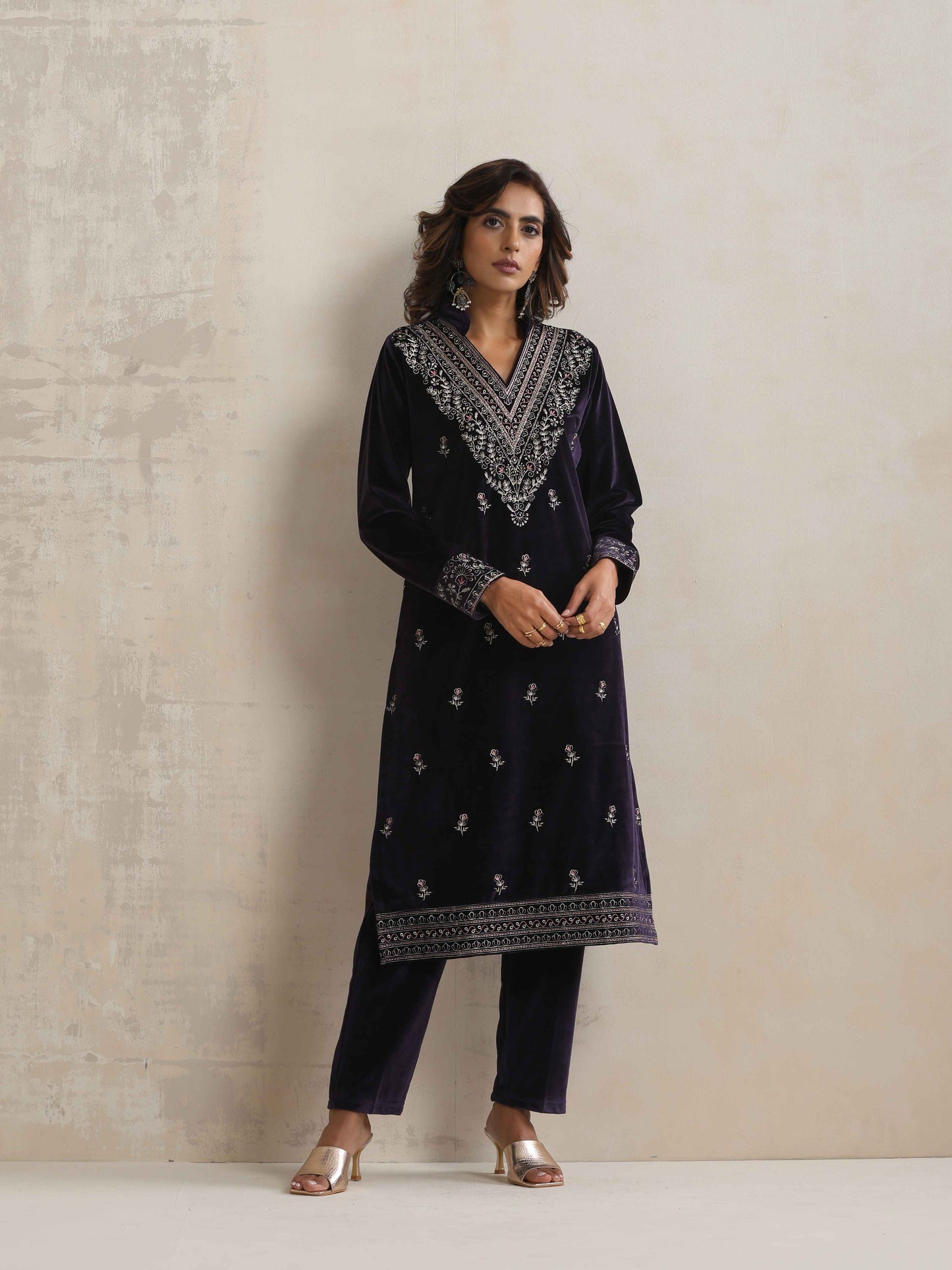 trueBrowns Purple Velvet Embroidered Kurta Pant Dupatta Set | Swadesiicart