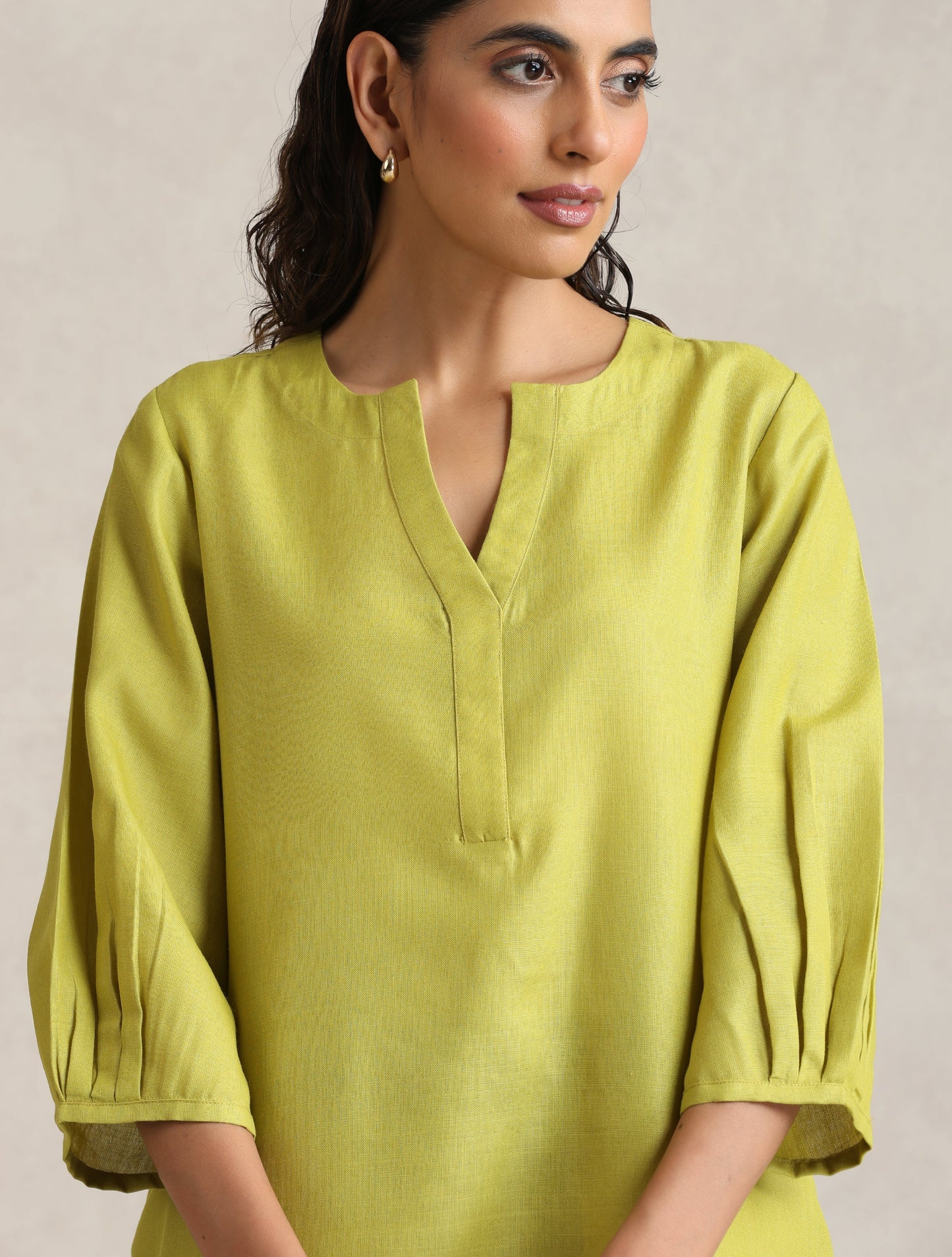 trueBrowns Green Cotton Blend Short Kurta | Swadesiicart