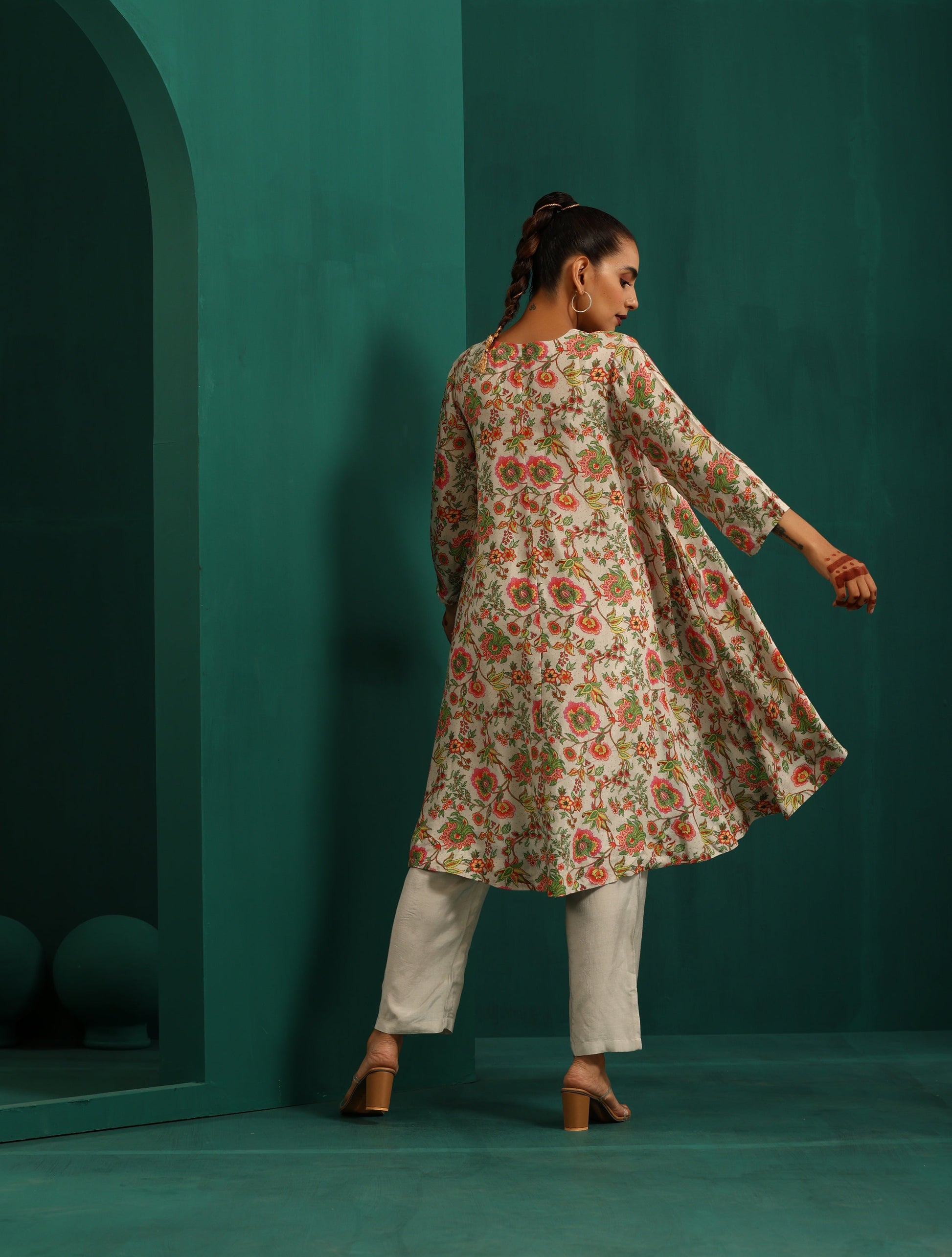 trueBrowns Off white Floral Jaal Muslin Silk Printed High Low Co-ord Set - Swadesiicart