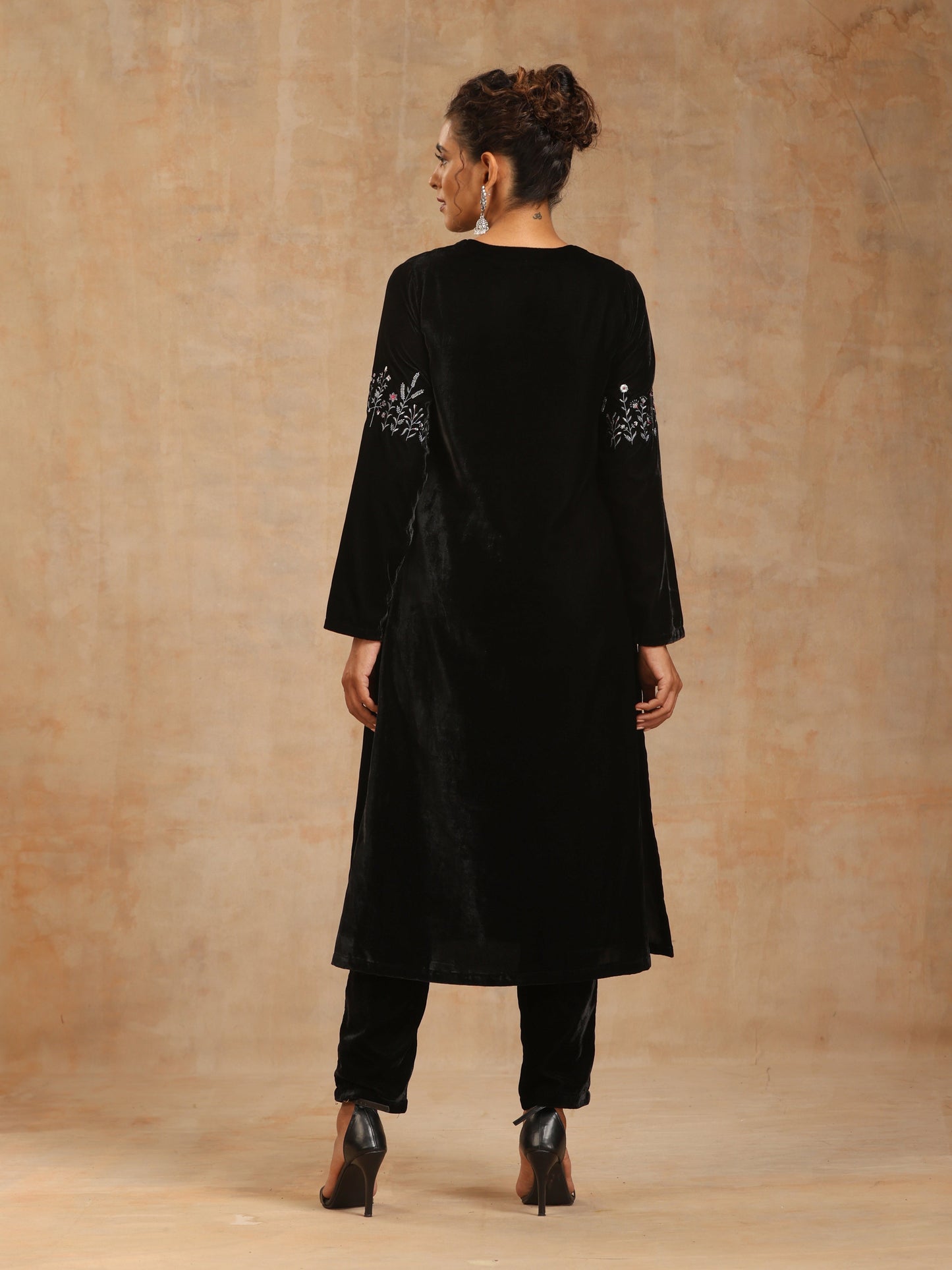 trueBrowns Black Velvet Sleeve Embroidered Kurta | Swadesiicart