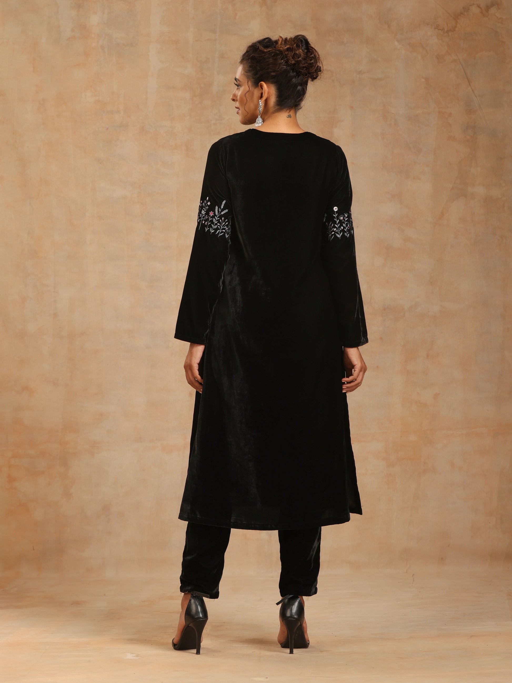 trueBrowns Black Velvet Sleeve Embroidered Kurta | Swadesiicart