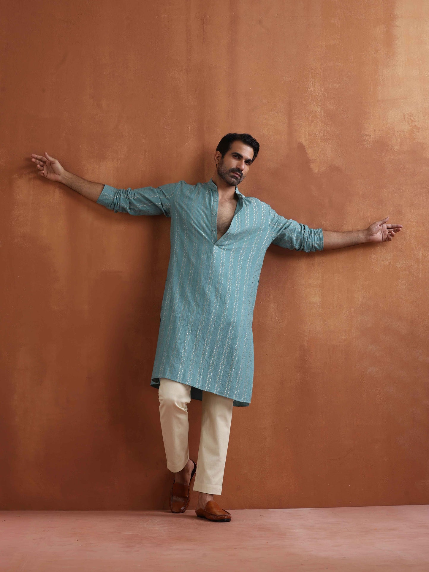 trueBrowns Men's Green Textured Cotton Dobby Kurta | Swadesiicart
