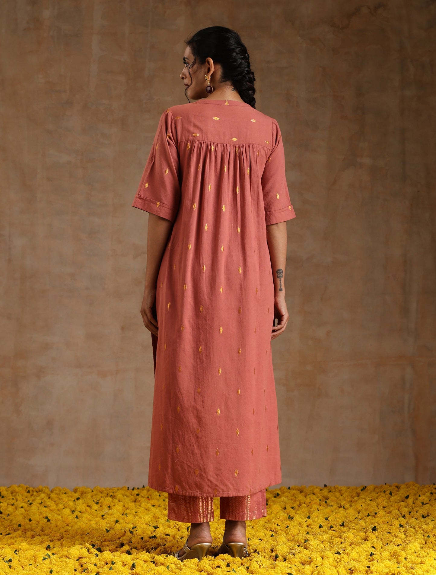 trueBrowns Blush Gold Cotton Relaxed High-Low Kurta Set | Swadesiicart