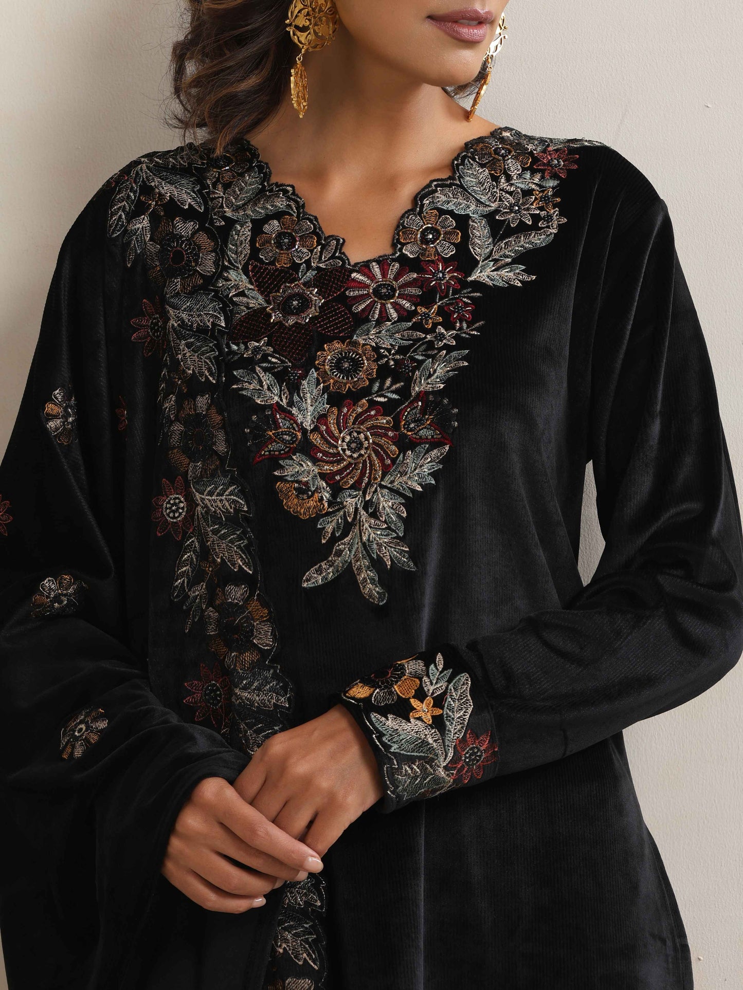 trueBrowns Black Velvet Floral Embroidered Kurta Pant Dupatta Set | Swadesiicart