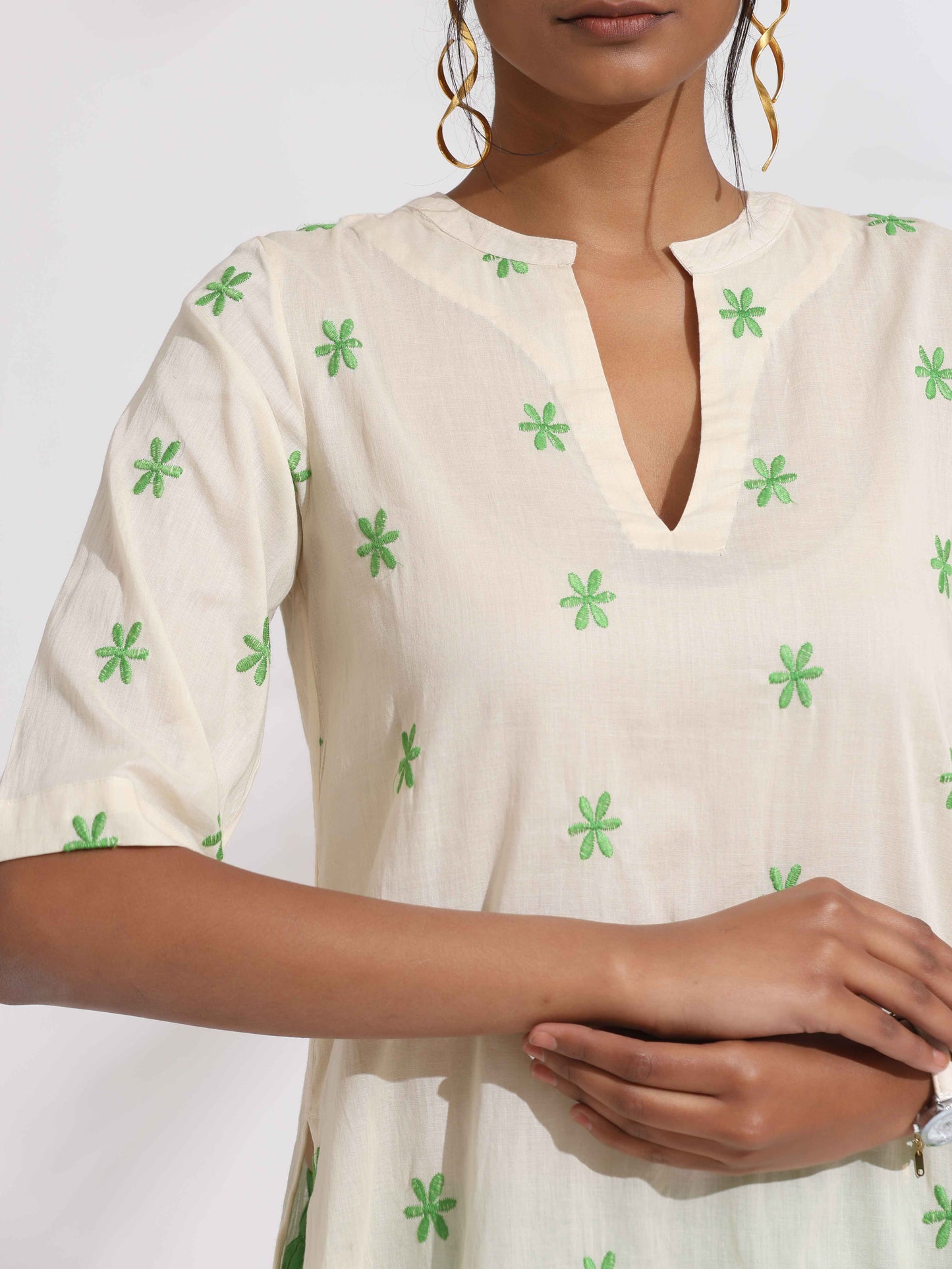 trueBrowns Off-White Cotton Floral Embroidered Straight Kurta Set | Swadesiicart