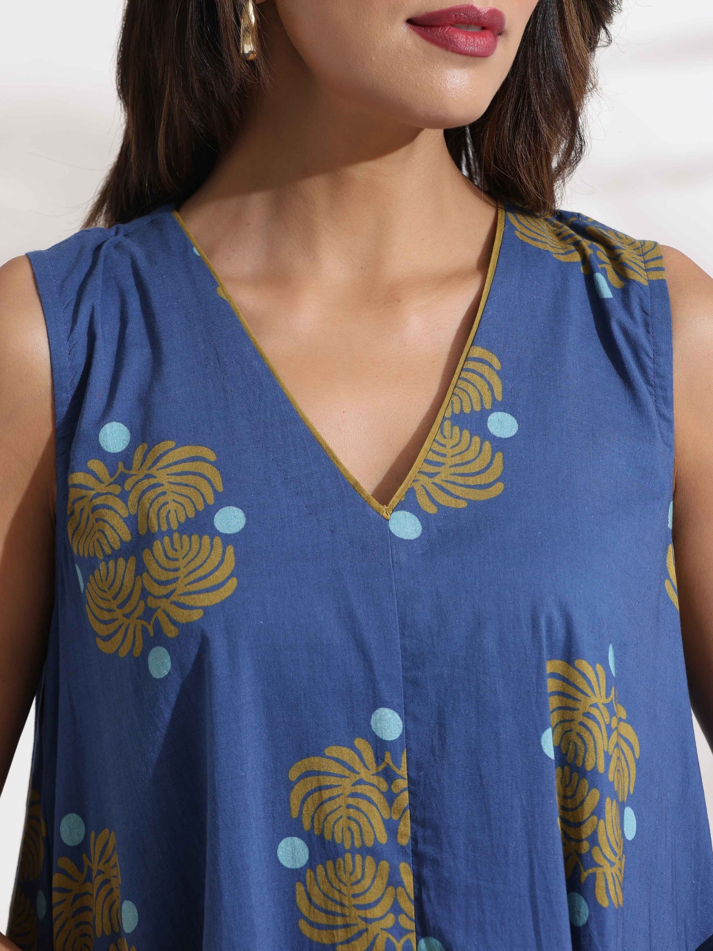 trueBrowns Blue Cotton Print Sleeveless Dress | Swadesiicart