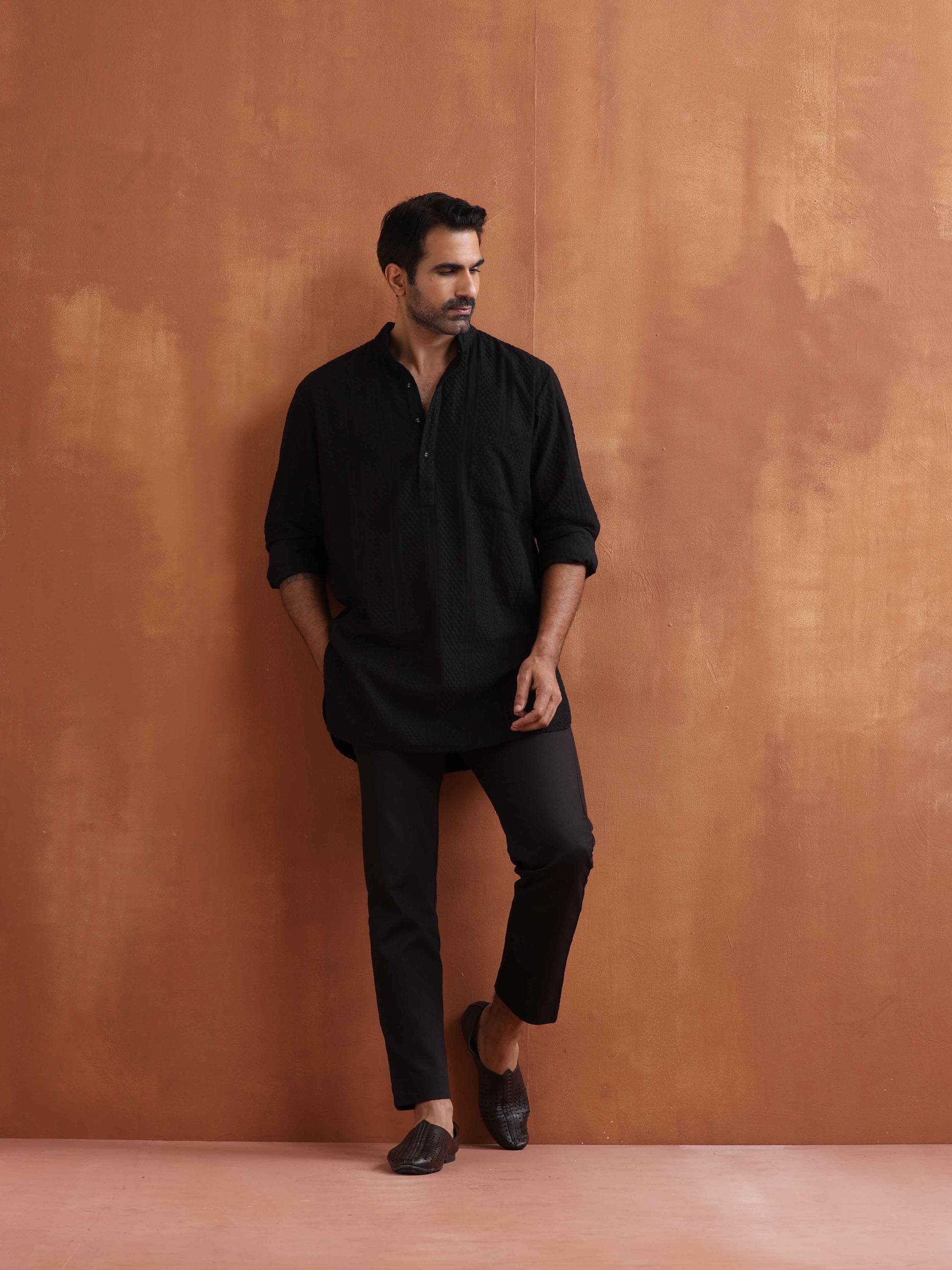 trueBrowns Men's Black Textured Cotton Dobby Short Kurta | Swadesiicart