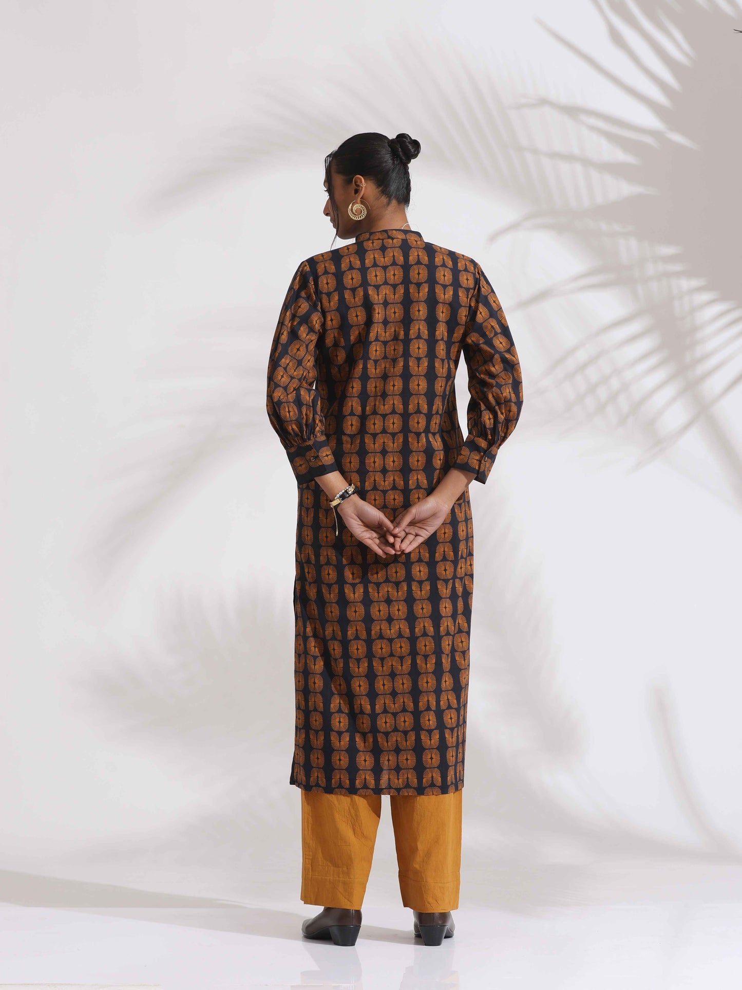 trueBrowns Black Cotton Print Straight Kurta Set | Swadesiicart