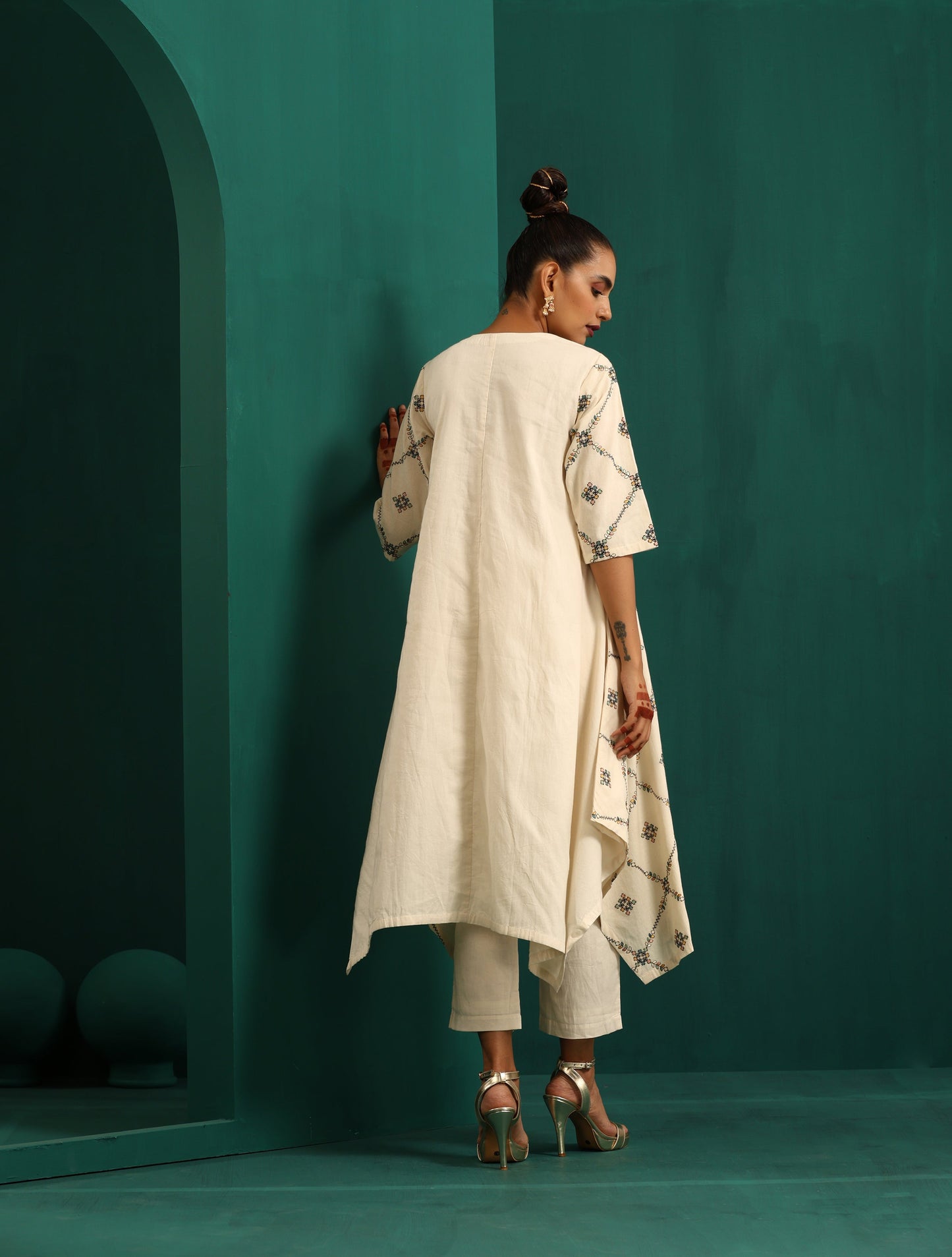 trueBrowns Ivory Rhombus Cotton Handkerchief Kurta Pant Set | Swadesiicart