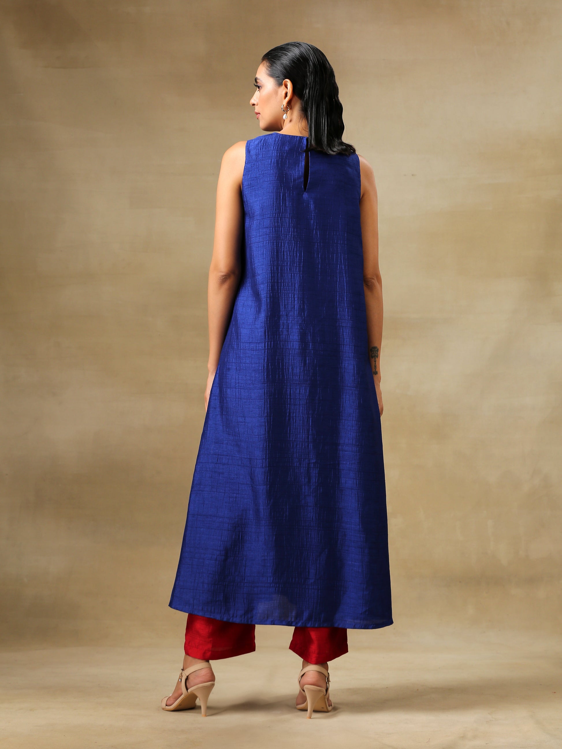 trueBrowns Blue Textured Silk Sleeveless Kurta Pant Set | Swadesiicart