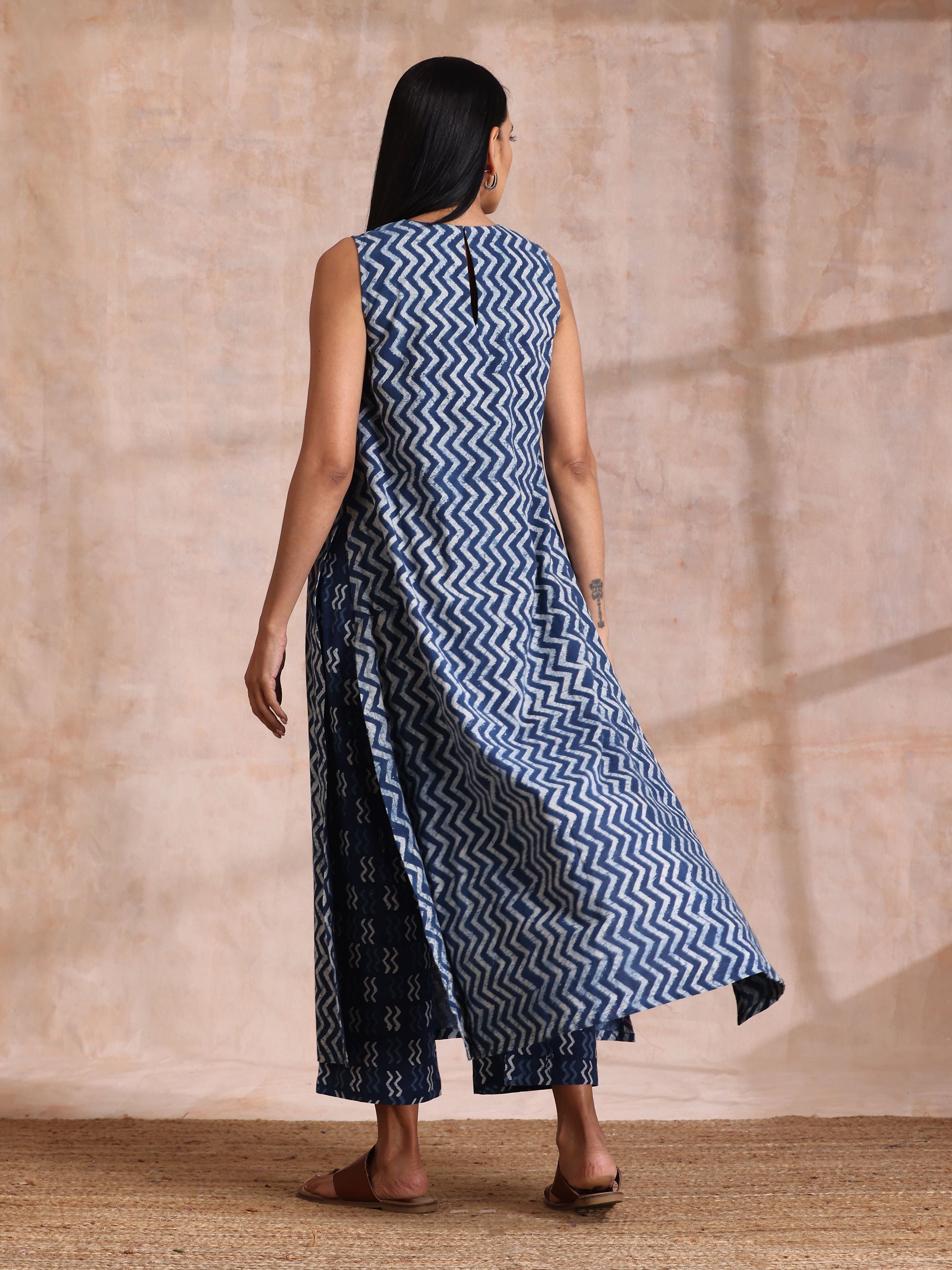 trueBrowns Indigo Dabu Zig-Zag Lines Print Cotton Sleeveless Kurta Pant Set | Swadesiicart