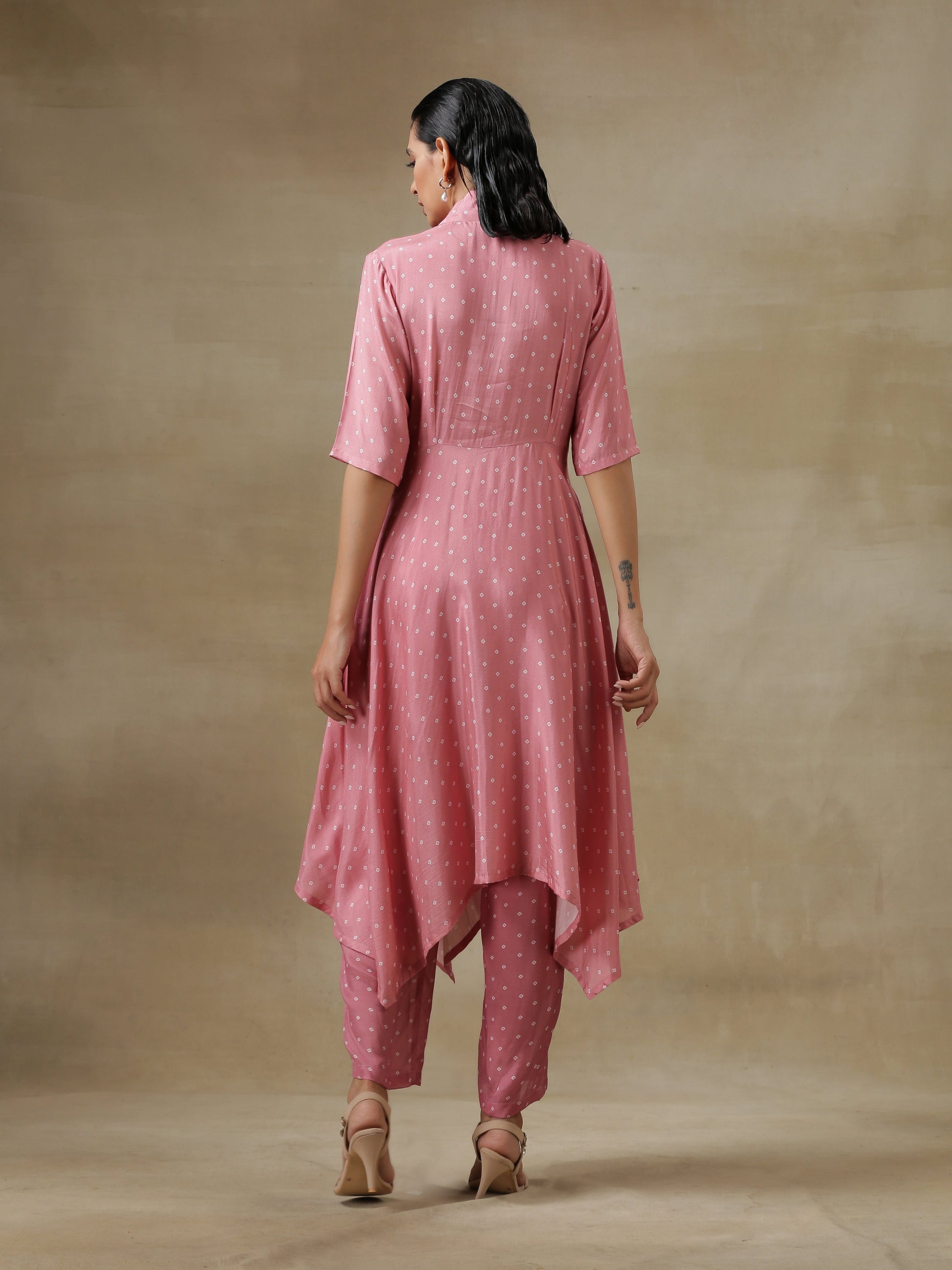trueBrowns Light Mauve Bandhani Printed Silk Handkerchief Kurta Pant Set | Swadesiicart