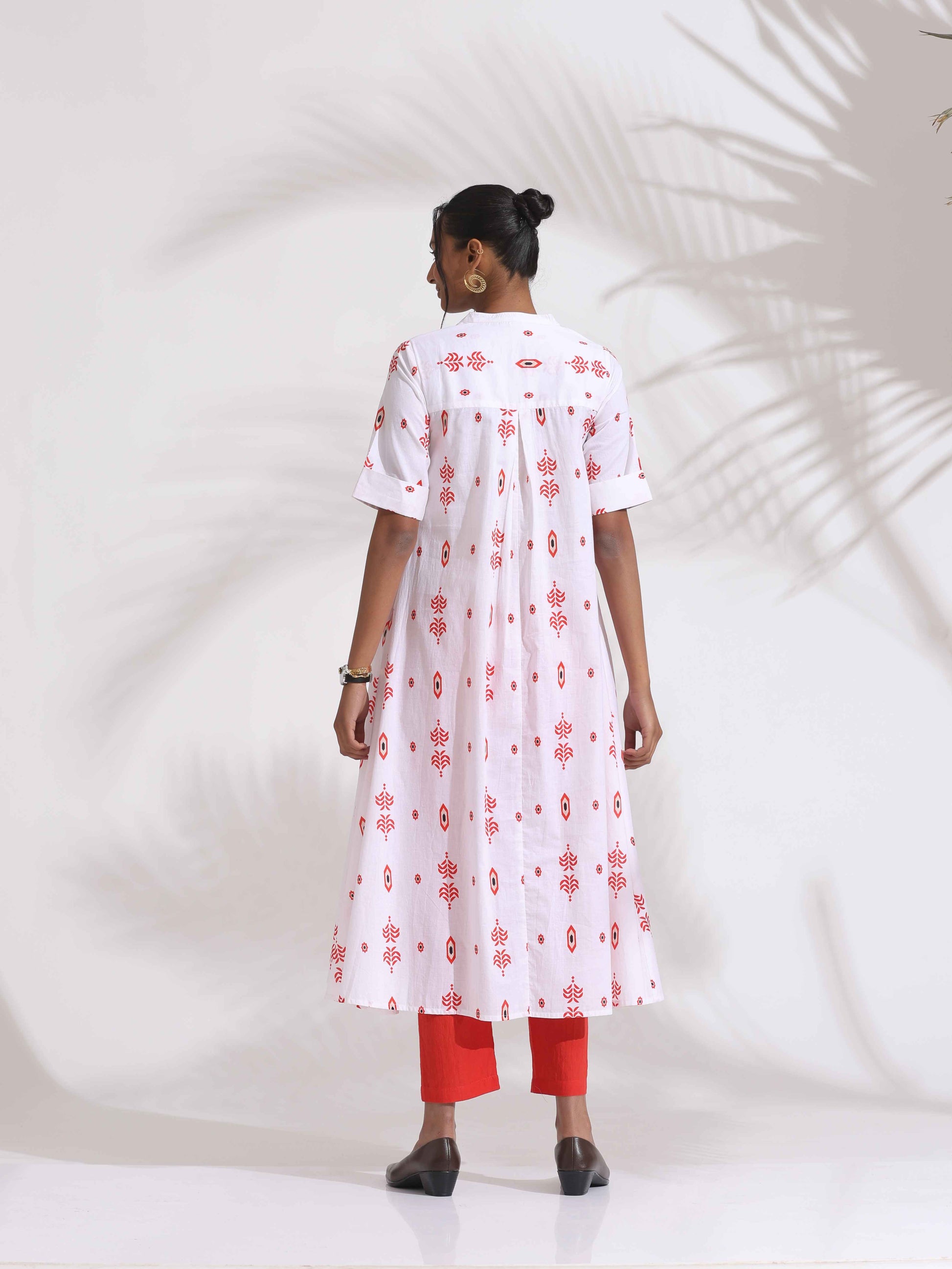 trueBrowns White Cotton Print Flared Kurta Set | Swadesiicart