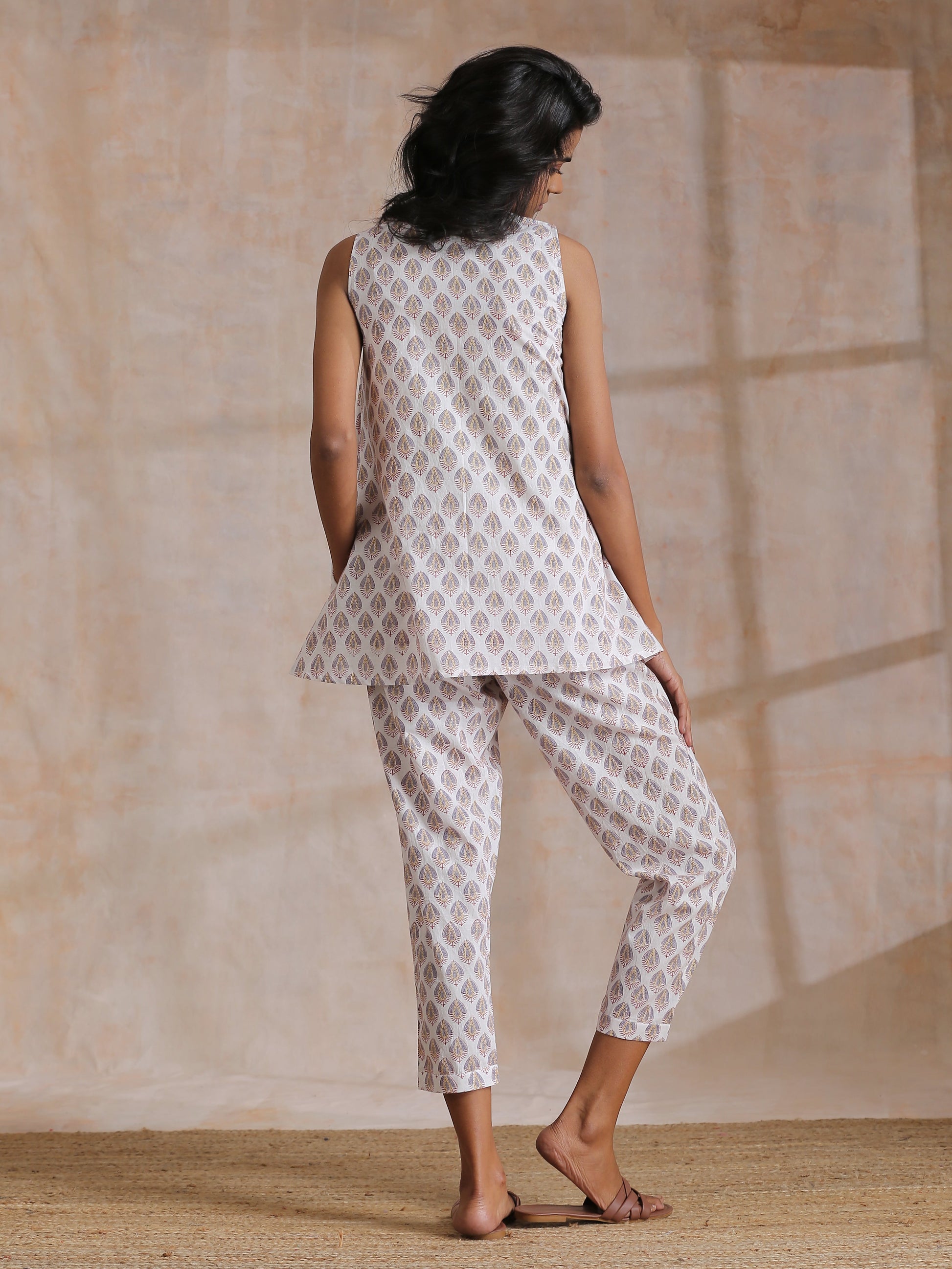 trueBrowns White With Grey Buta Block Print Cotton Sleeveless Co-Ord Set - Swadesiicart