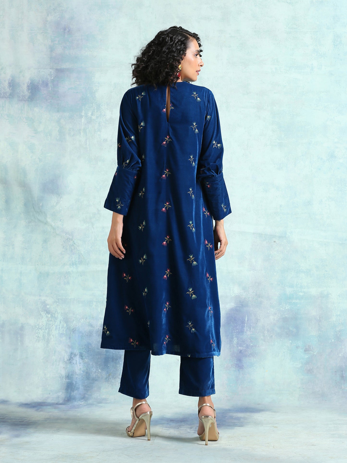 trueBrowns Blue Embroidered Velvet Puff Sleeve Kurta | Swadesiicart