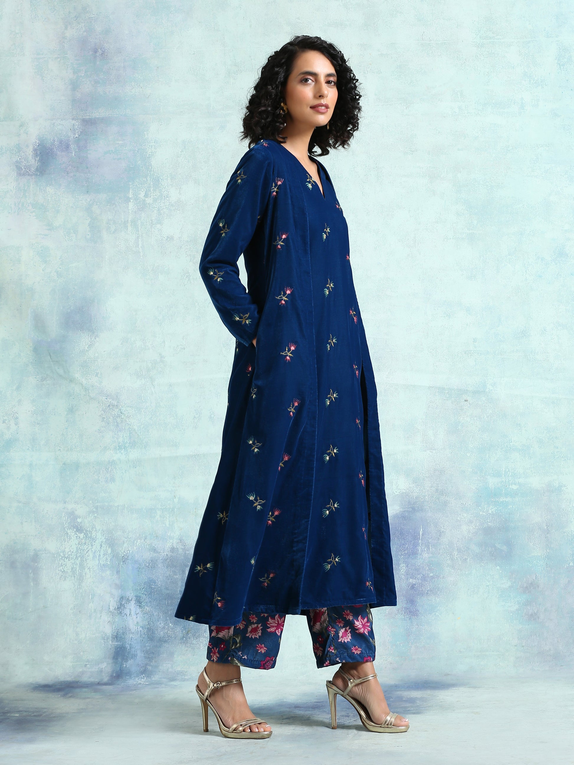 trueBrowns Blue Embroidered Velvet High Slit Kurta | Swadesiicart