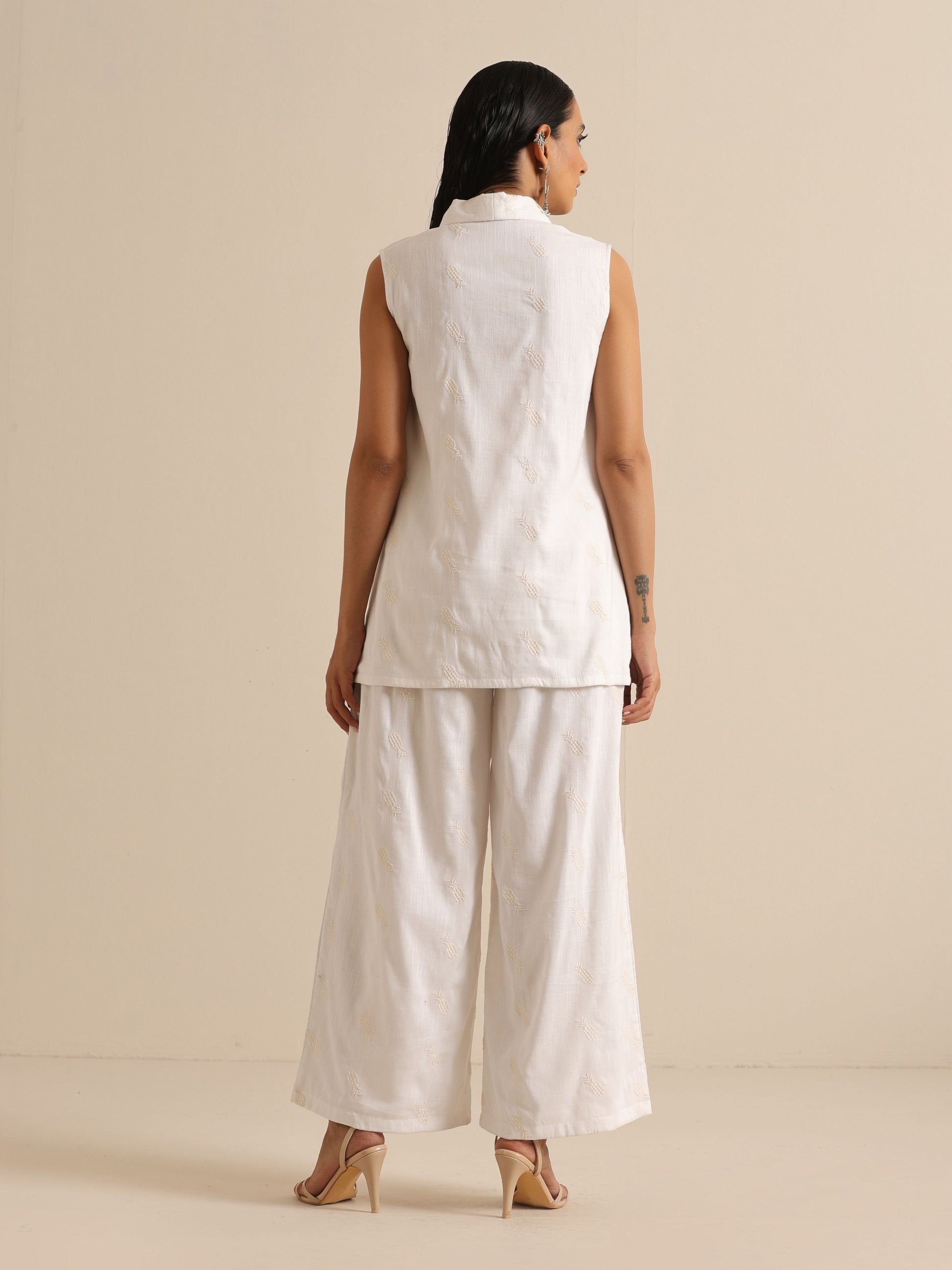 trueBrowns White Pineapple Sleeveless Jacket Pant Set | Swadesiicart