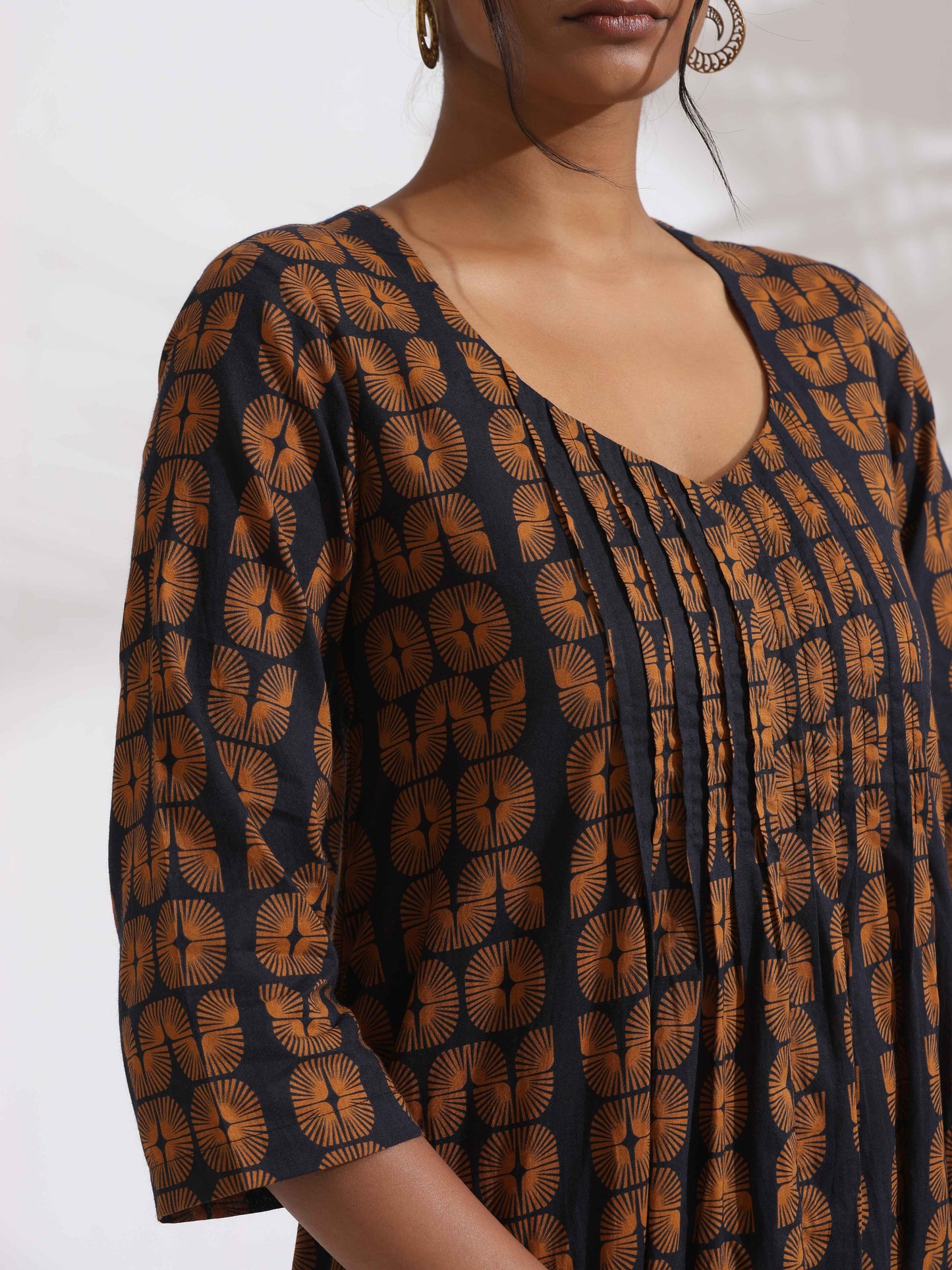 trueBrowns Black Cotton Print Pleated Flared Kurta Set | Swadesiicart