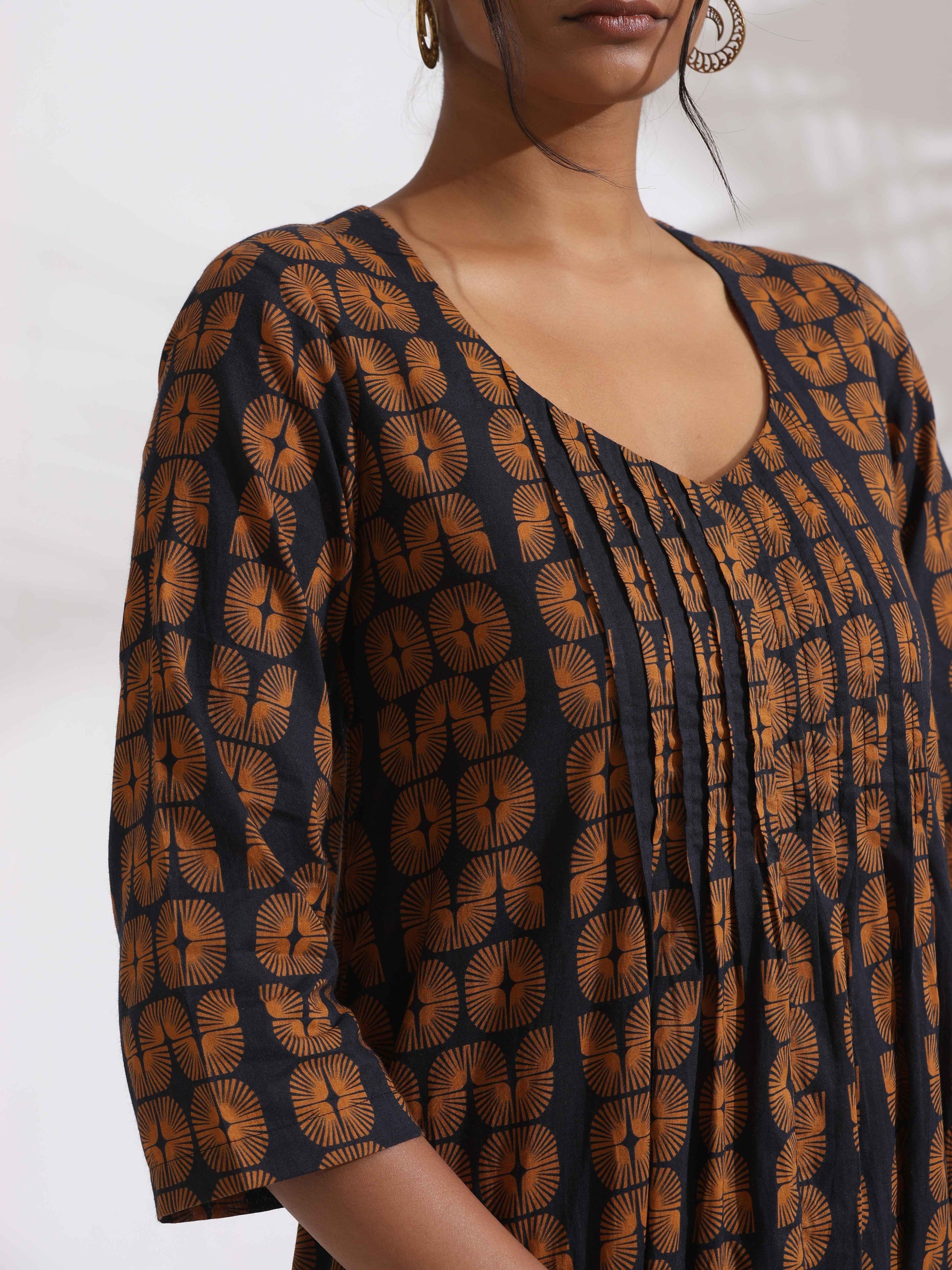 trueBrowns Black Cotton Print Pleated Flared Kurta Set | Swadesiicart
