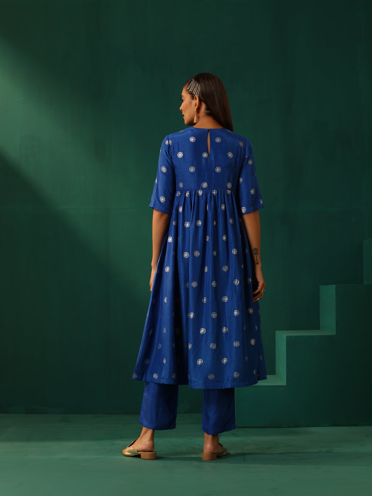 trueBrowns Royal Blue Geometric Floral Viscose Silk Side Gathered Kurta Pant Set | Swadesiicart