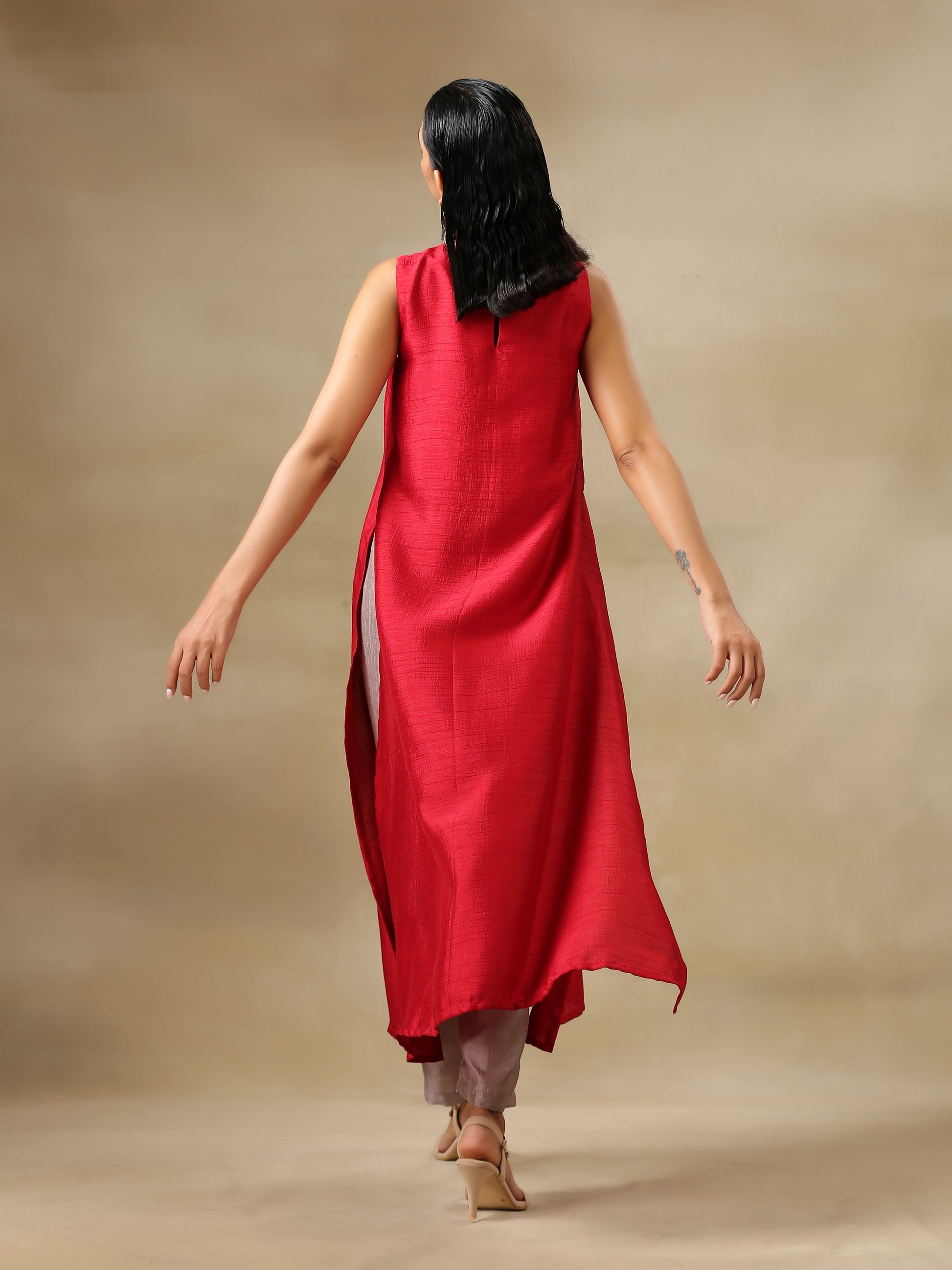 trueBrowns Maroon Textured Silk Sleeveless Kurta Pant Set | Swadesiicart