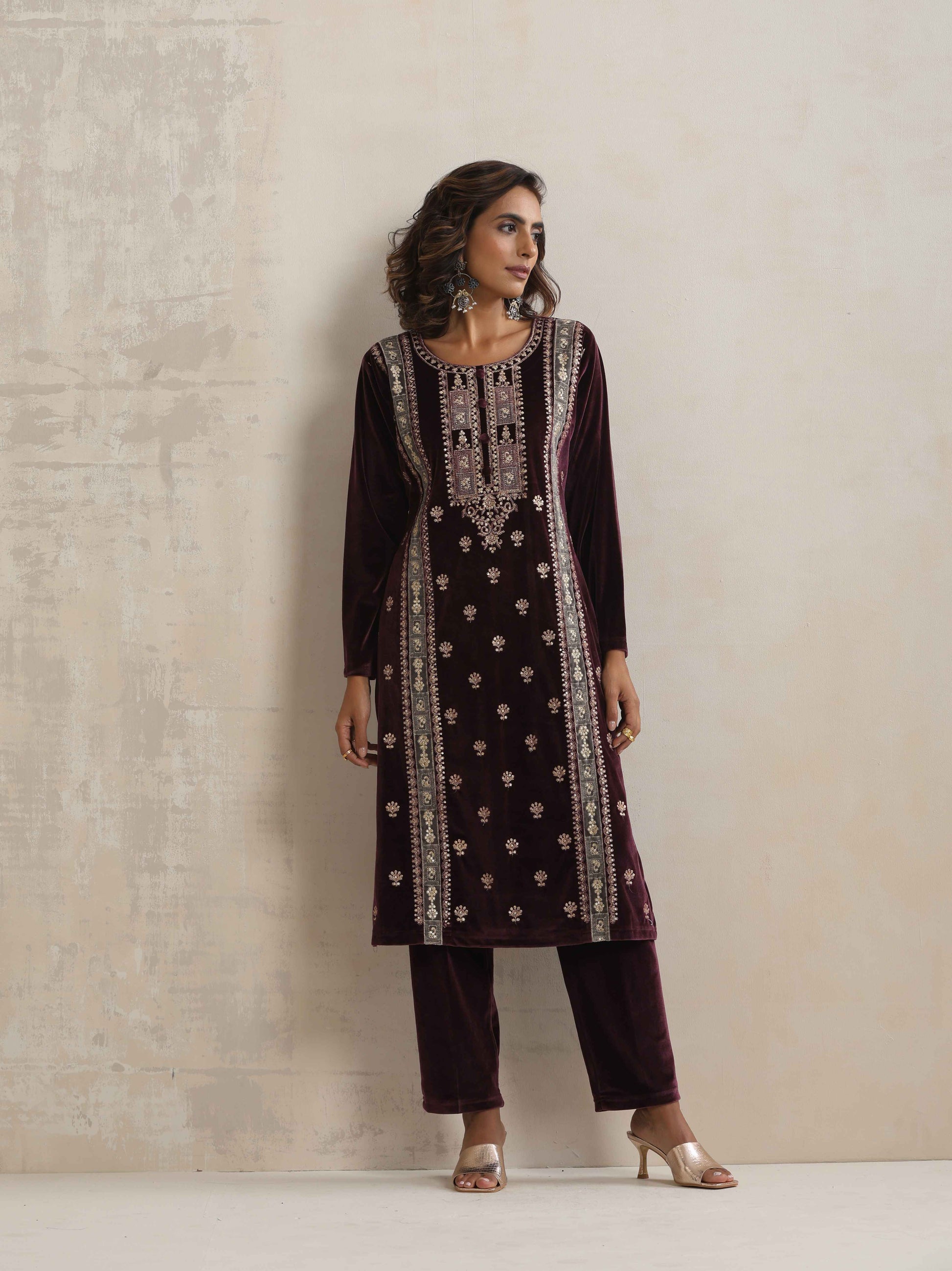 trueBrowns Purple Velvet Embroidered Kurta Pant Dupatta Set | Swadesiicart
