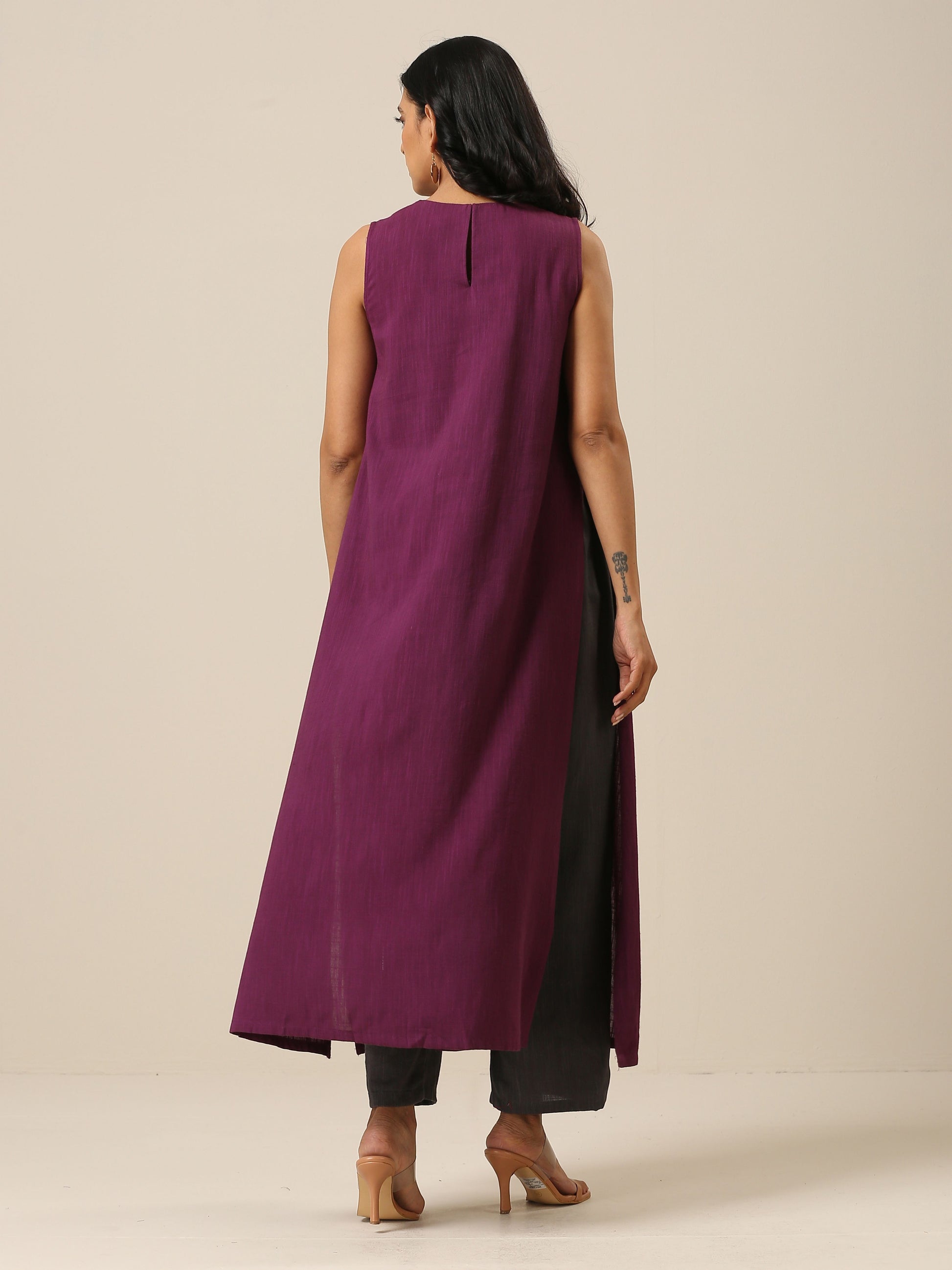 trueBrowns Plum Purple Slub Texture Sleeveless Kurta Pant Set | Swadesiicart