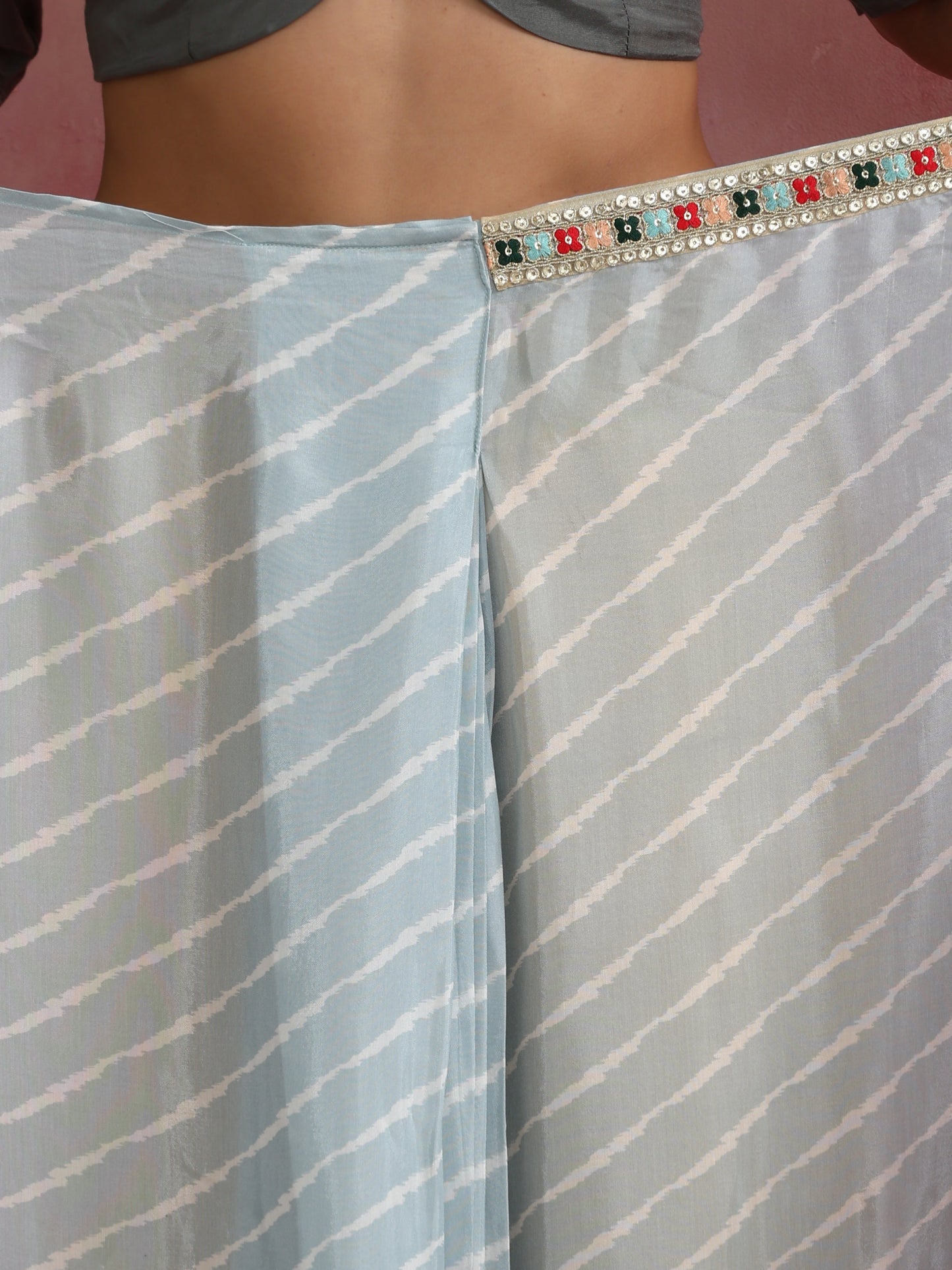 trueBrowns Grey Muslin Silk Saree | Swadesiicart