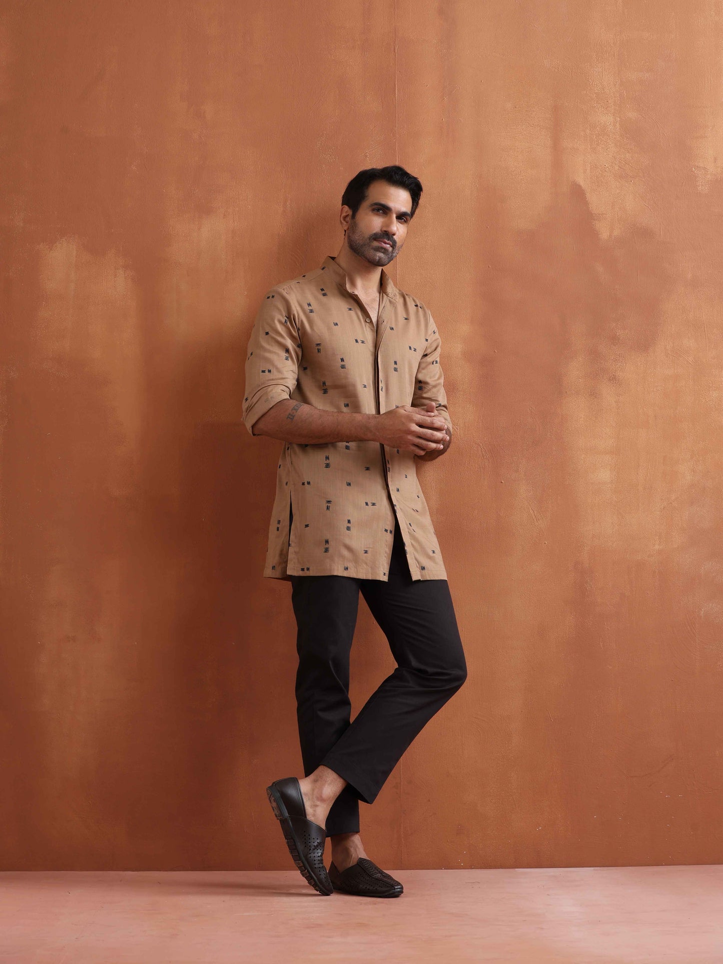 trueBrowns Men's Brown Printed Short Kurta | Swadesiicart