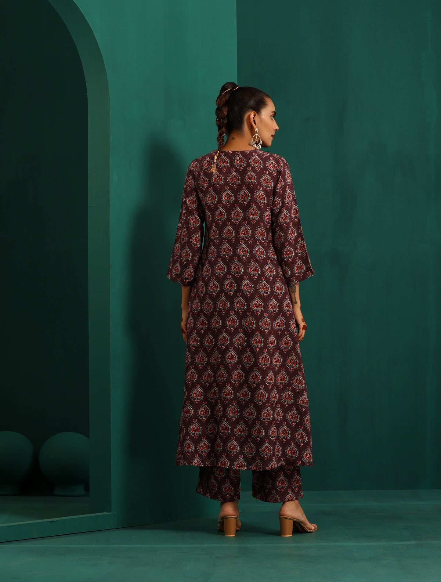 trueBrowns Deep Purple Paan Muslin Silk Printed Front Slit Kurta Pant Set | Swadesiicart