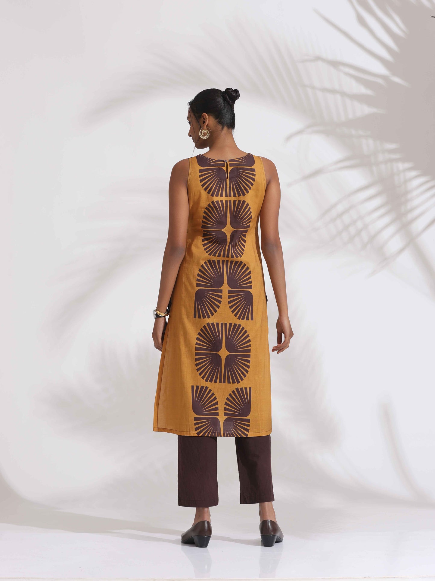 trueBrowns Brown Cotton Print Sleeveless Kurta Set | Swadesiicart