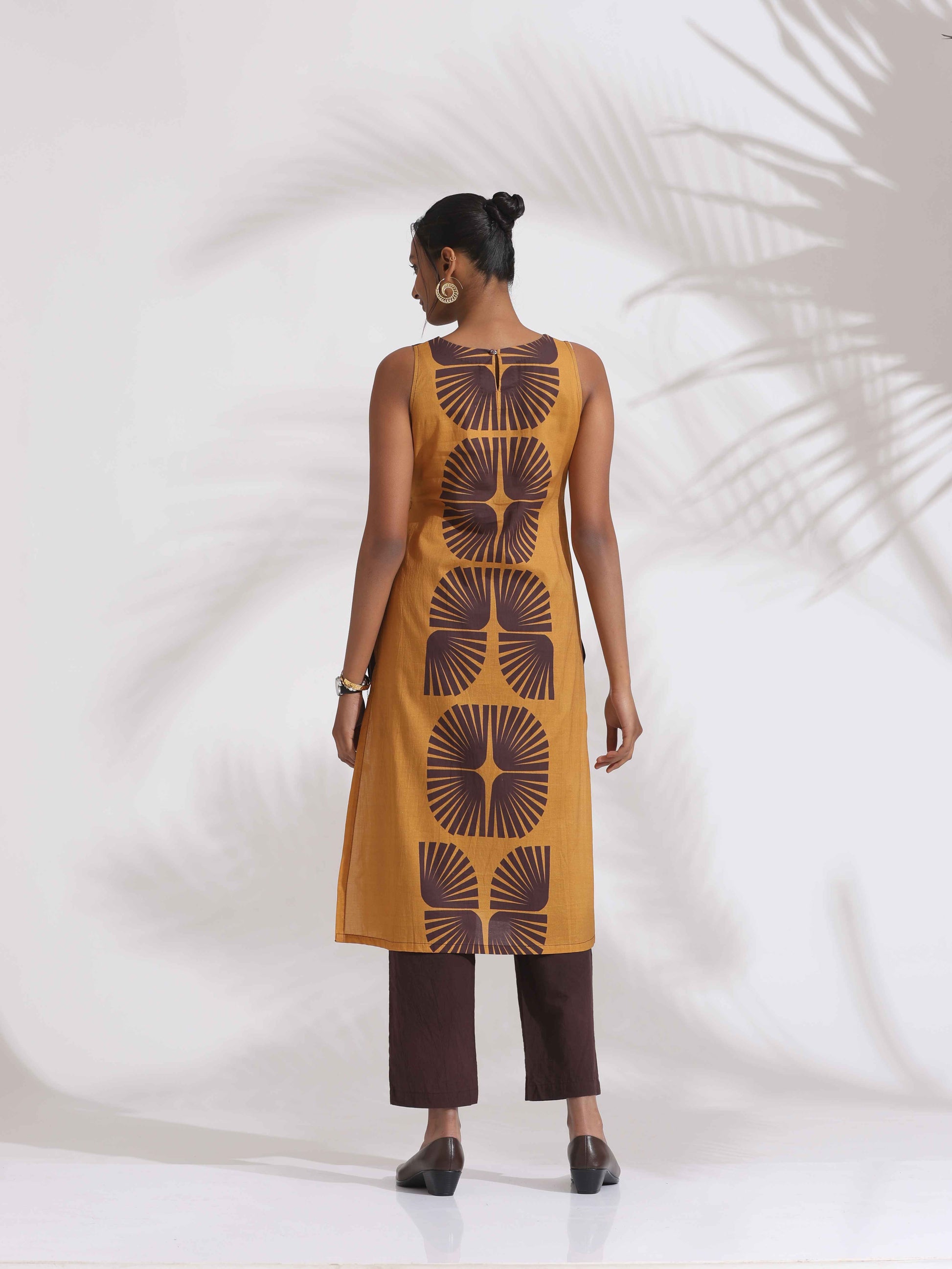trueBrowns Brown Cotton Print Sleeveless Kurta Set | Swadesiicart