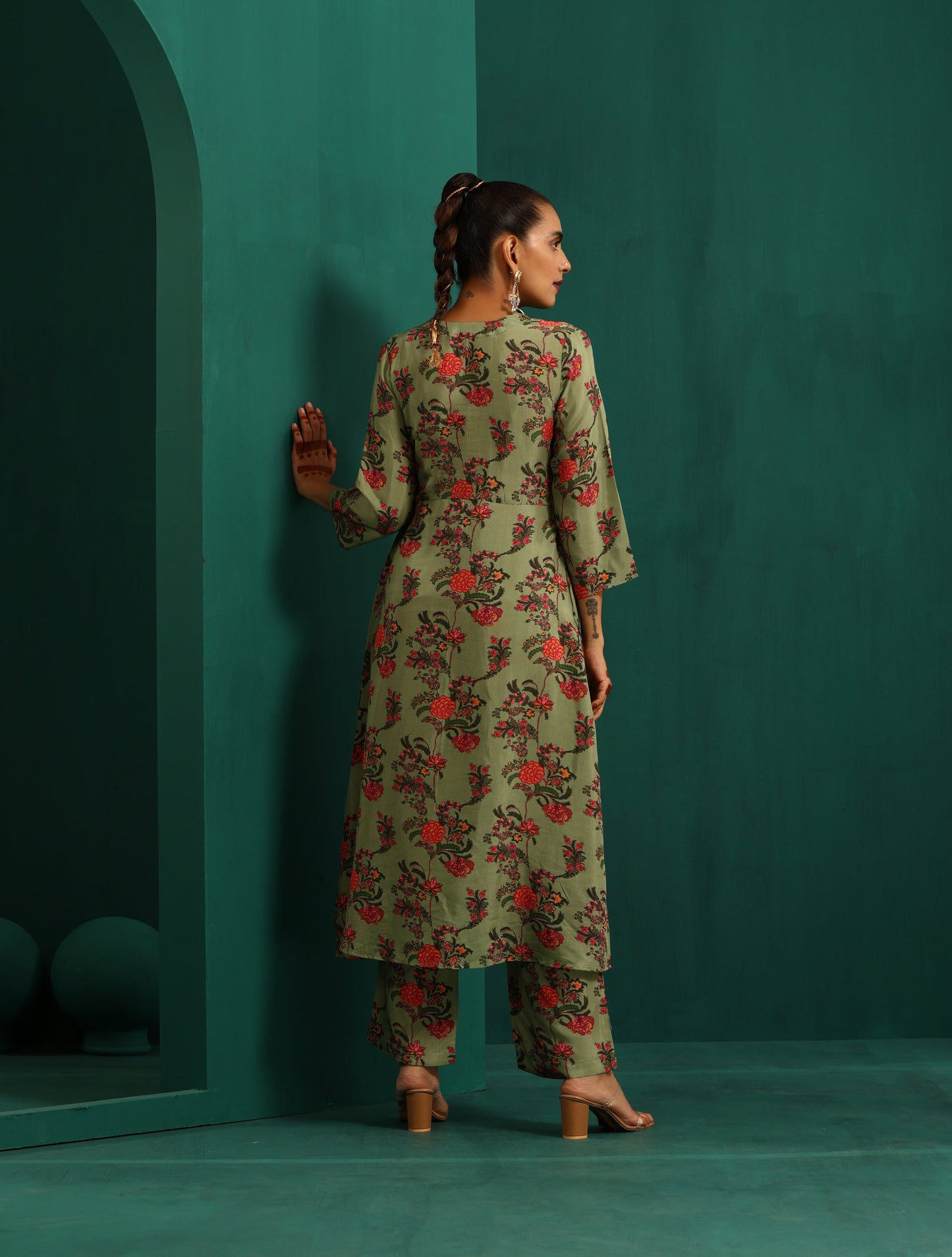 trueBrowns Green Floral Muslin Silk Printed Front Slit Kurta Pant Set | Swadesiicart