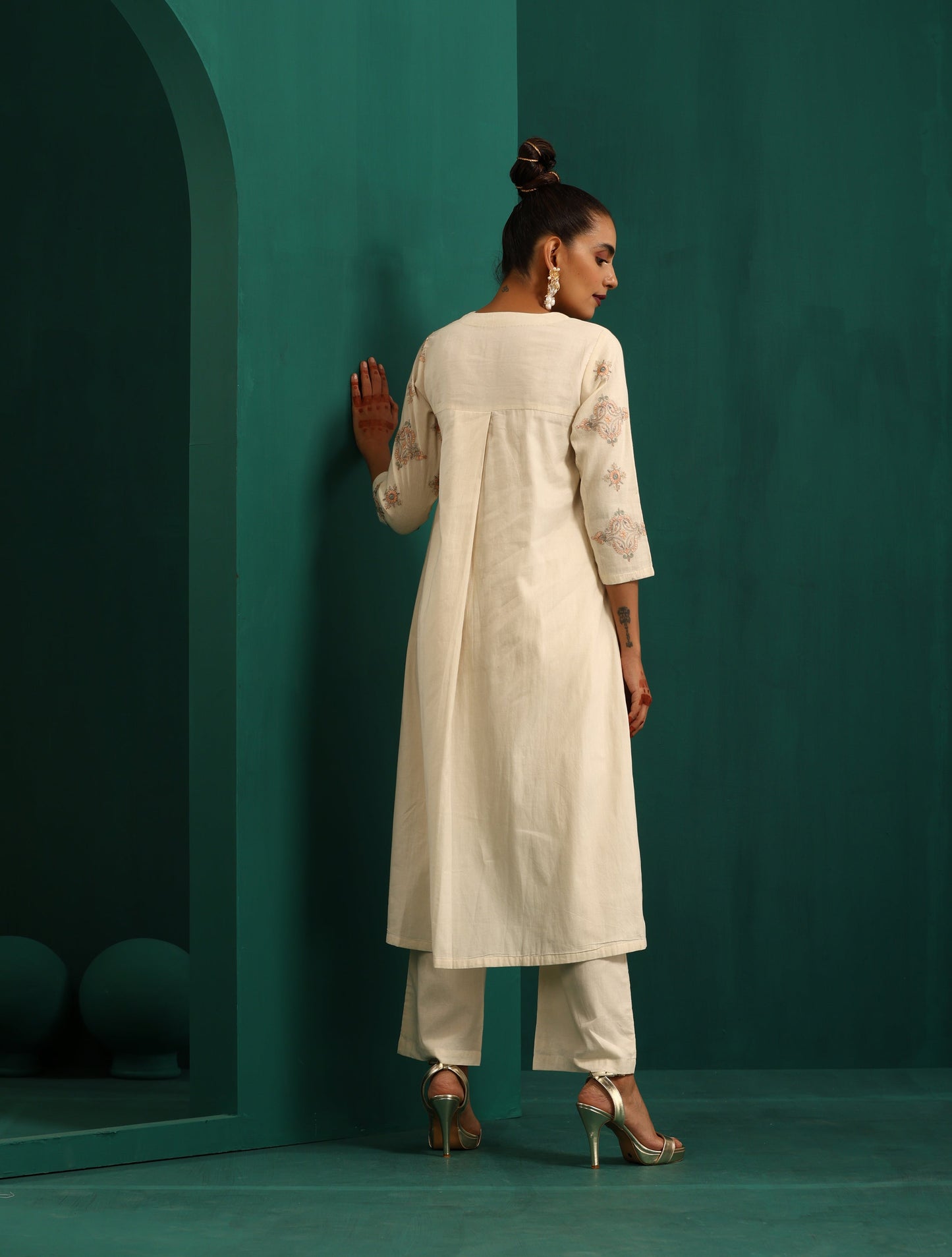 trueBrowns Ivory Peach Cotton Front Pleat Kurta Pant Set | Swadesiicart