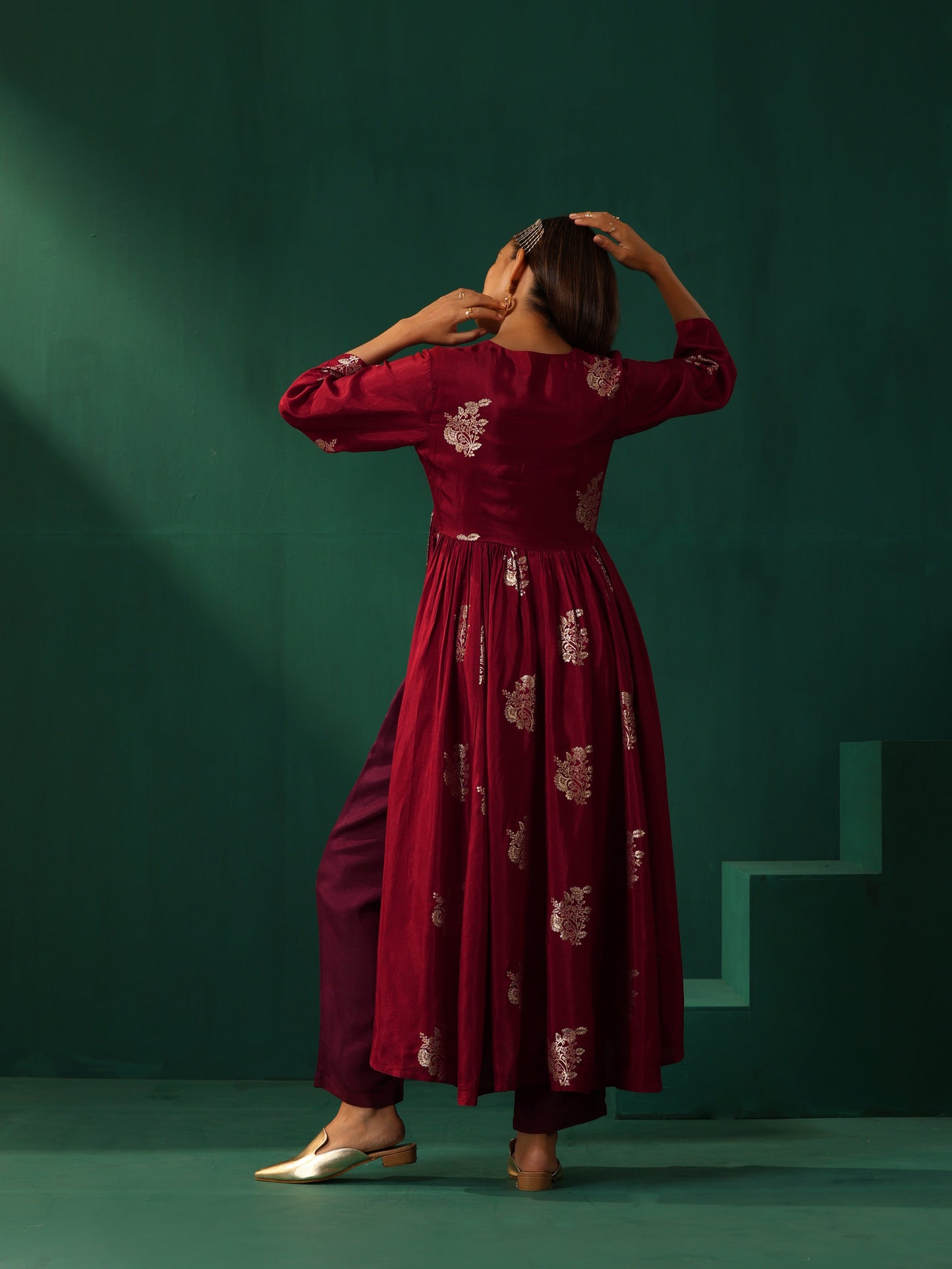 trueBrowns Maroon Floral Viscose Silk V-Neck Waist Gathered Kurta Pant Set | Swadesiicart