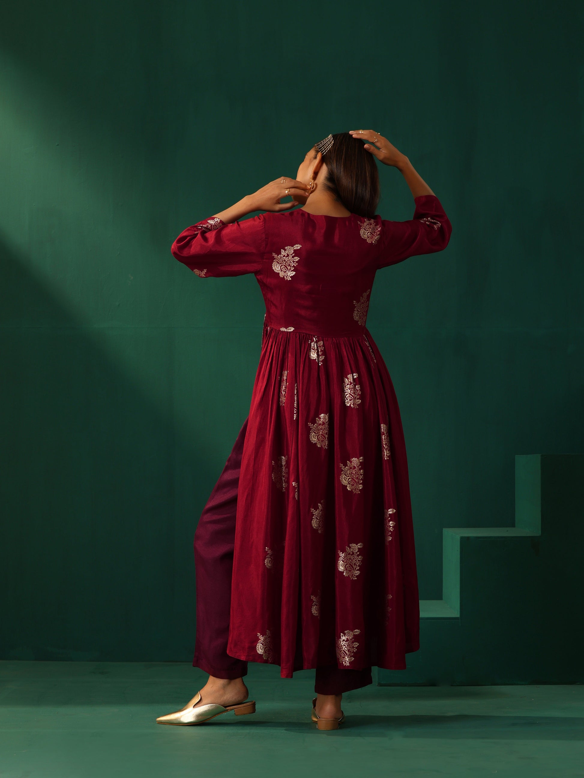 trueBrowns Maroon Floral Viscose Silk V-Neck Waist Gathered Kurta Pant Set | Swadesiicart