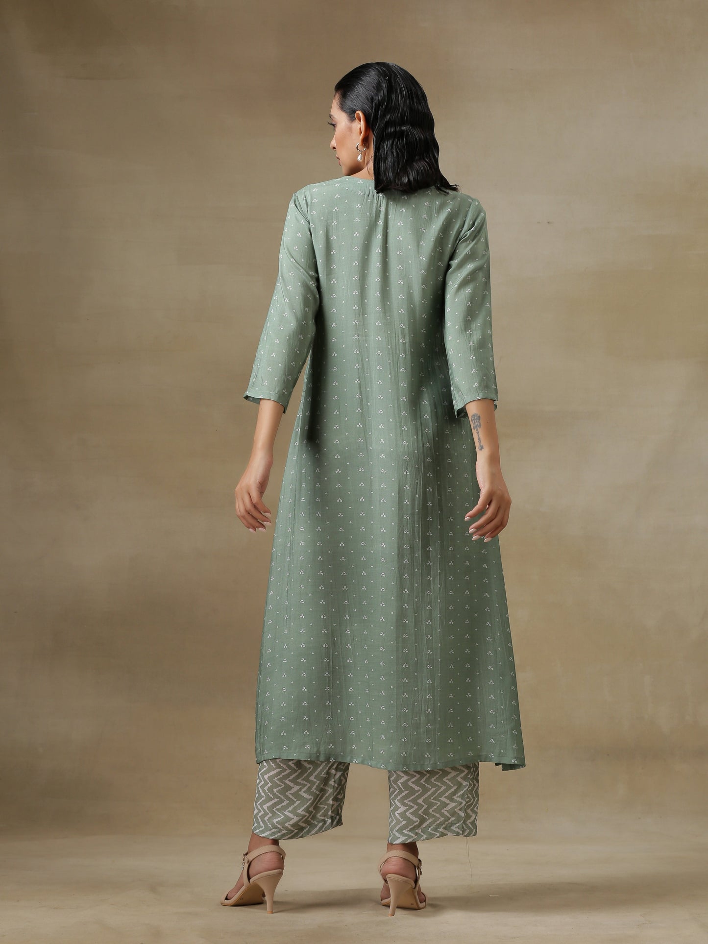 trueBrowns Light Green Bandhani Printed Silk High Slit Kurta Pant Set | Swadesiicart